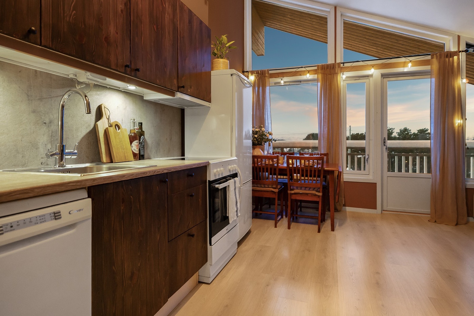 Det er frittstående komfyr, oppvaskmaskin og kjøleskap med fryser. Galleribilde