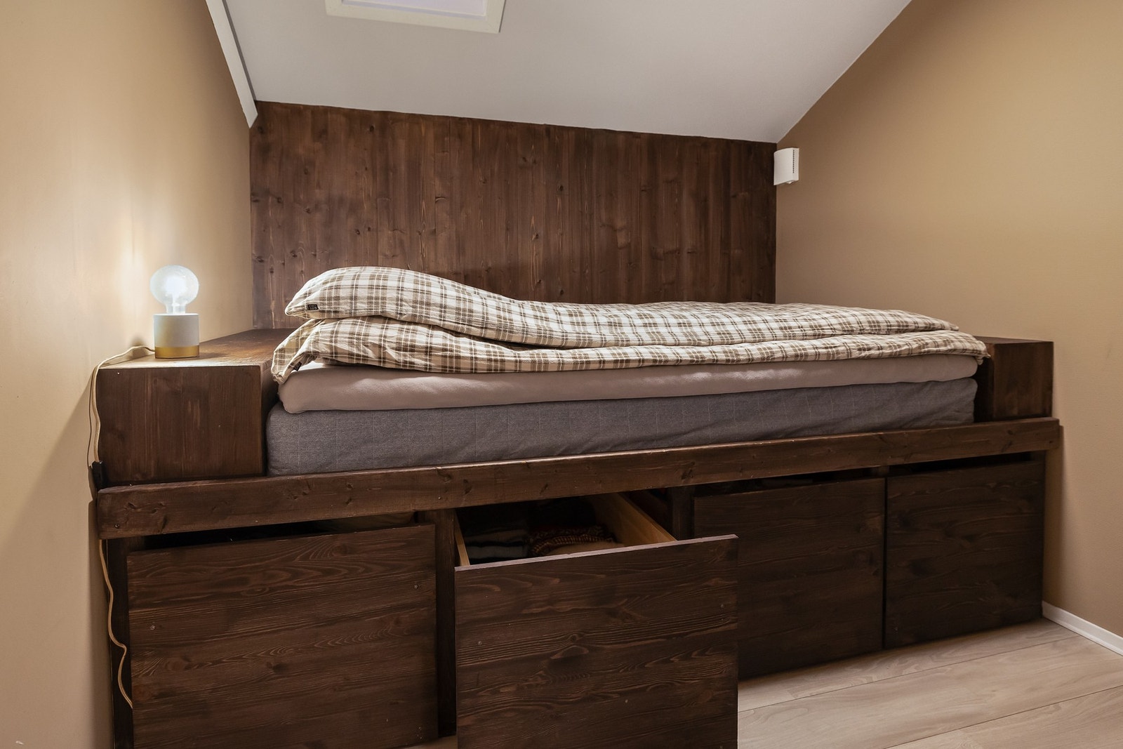 Soverommet er praktisk innredet som sørger for ekstra lagringsplass. Galleribilde