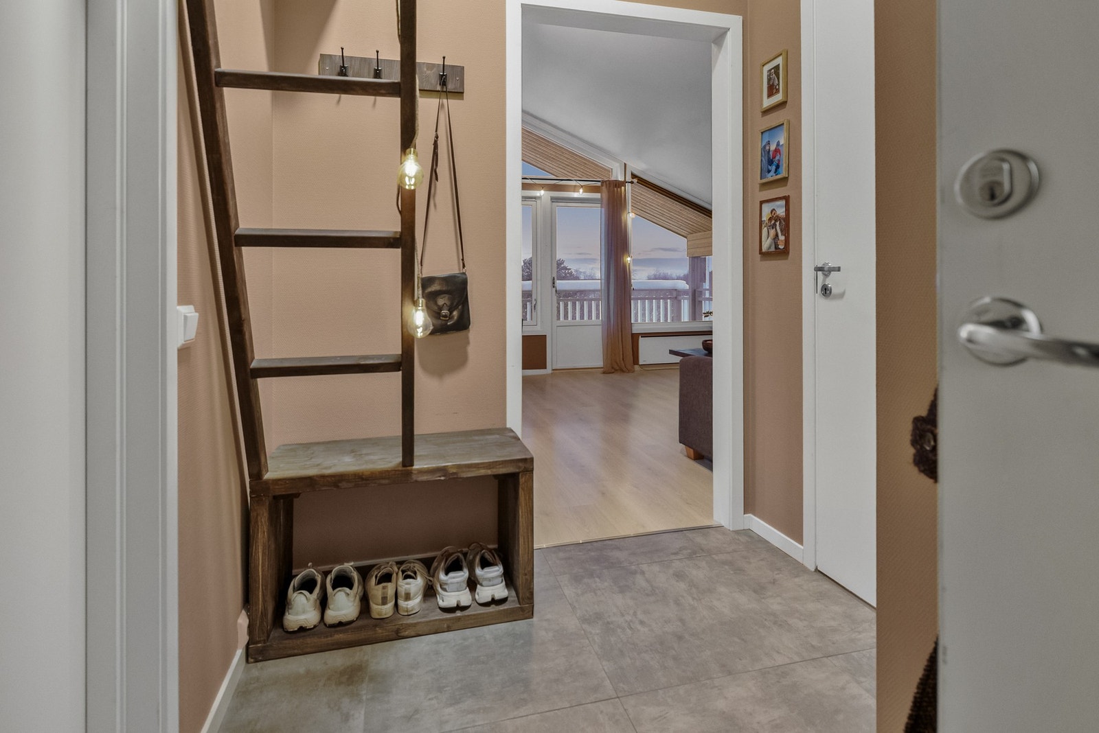 Det er flere plasser for å henge fra seg. Galleribilde