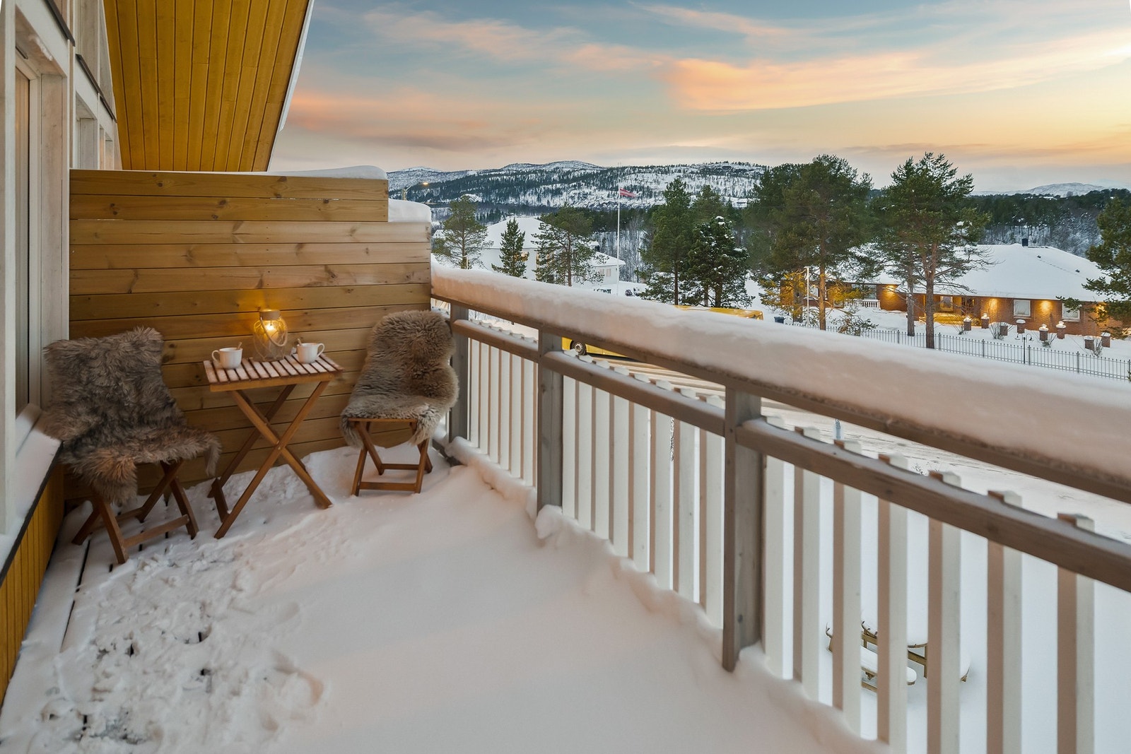 Fra stue er det adkomst til en trivelig balkong. Galleribilde