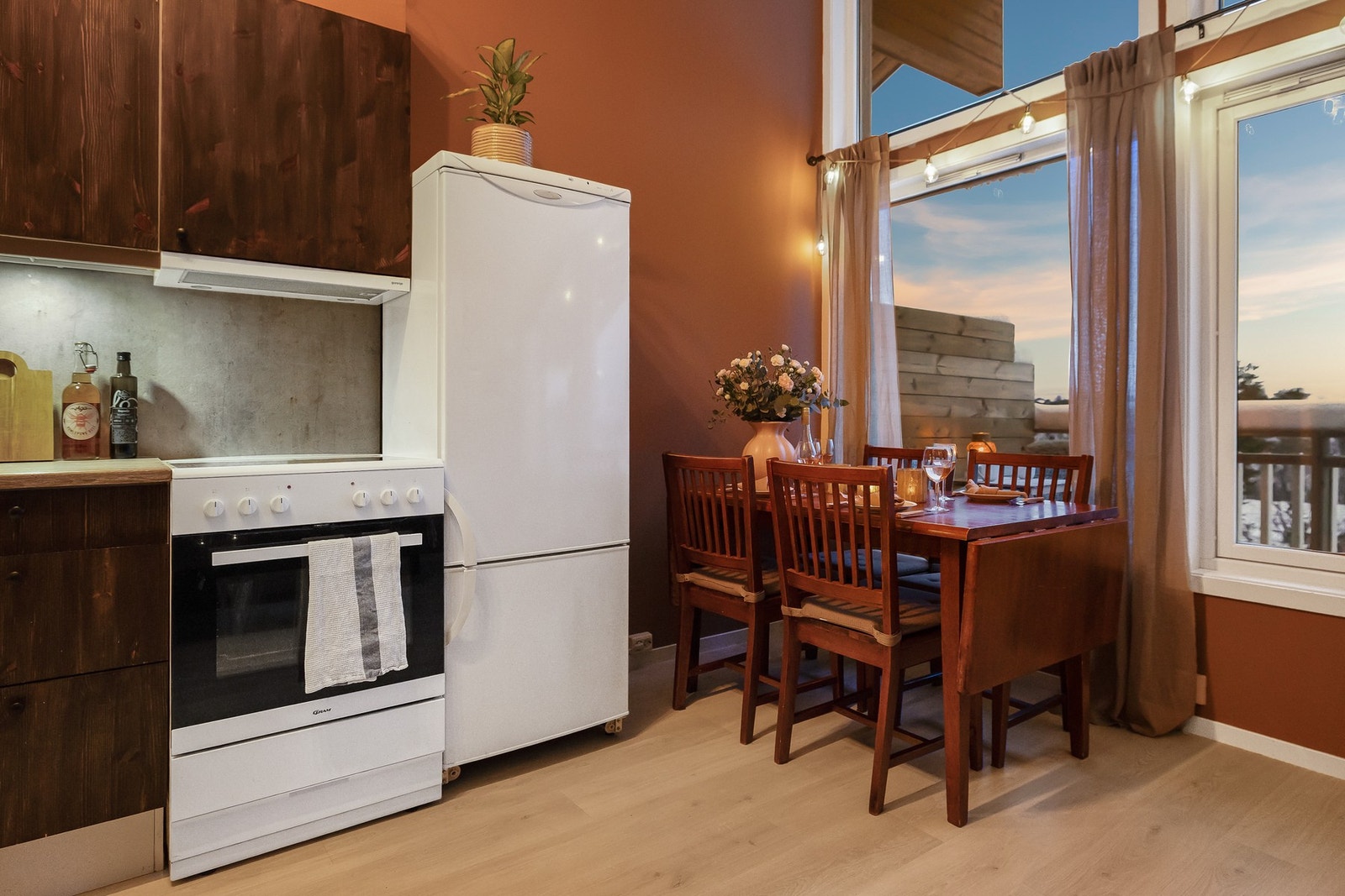 Det er god plass til et spisebord med tilhørende stoler. Galleribilde