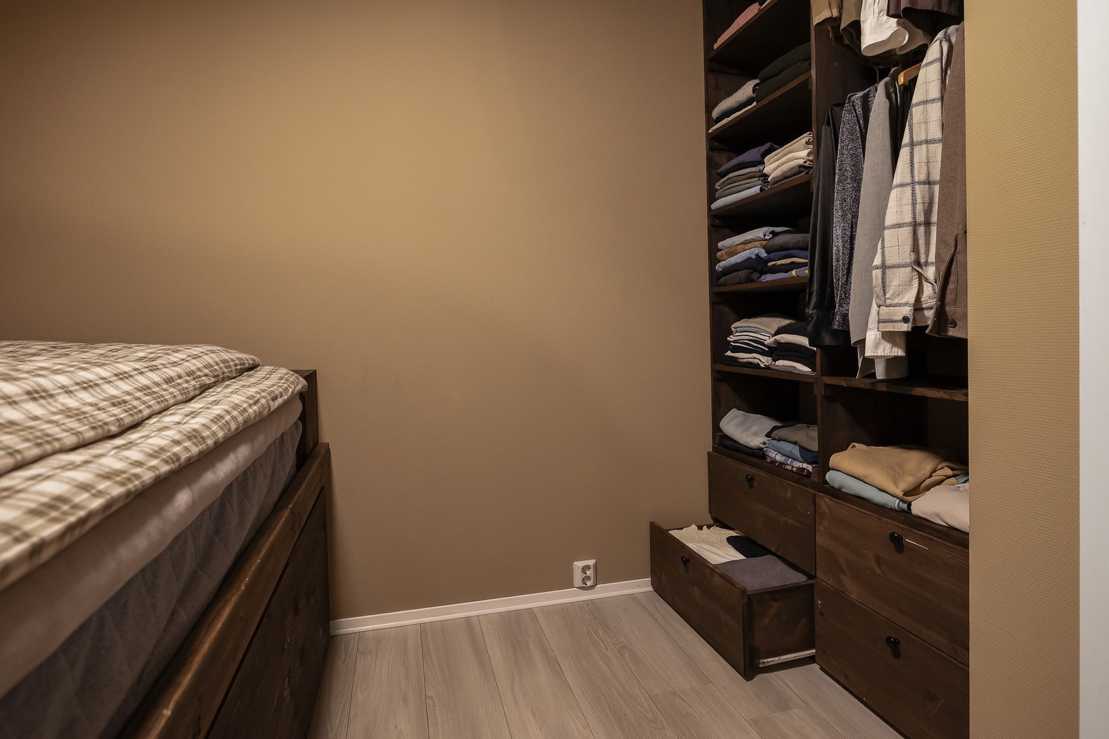 Her er det både seng og garderobeløsning. Galleribilde