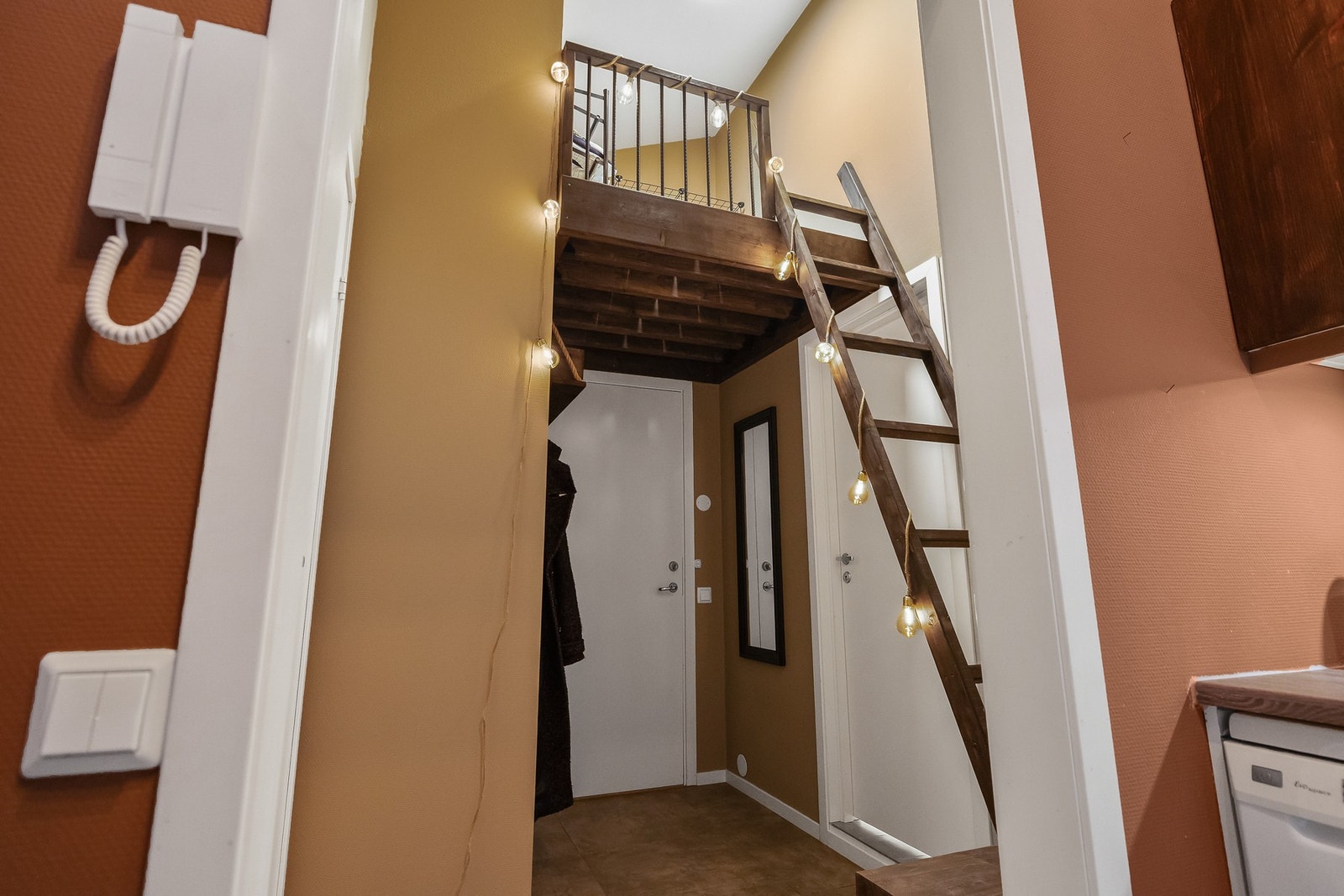 Her er det lagd en praktisk løsning som sørger for ekstra oppbevaringsplass til sko og uteklær. Galleribilde