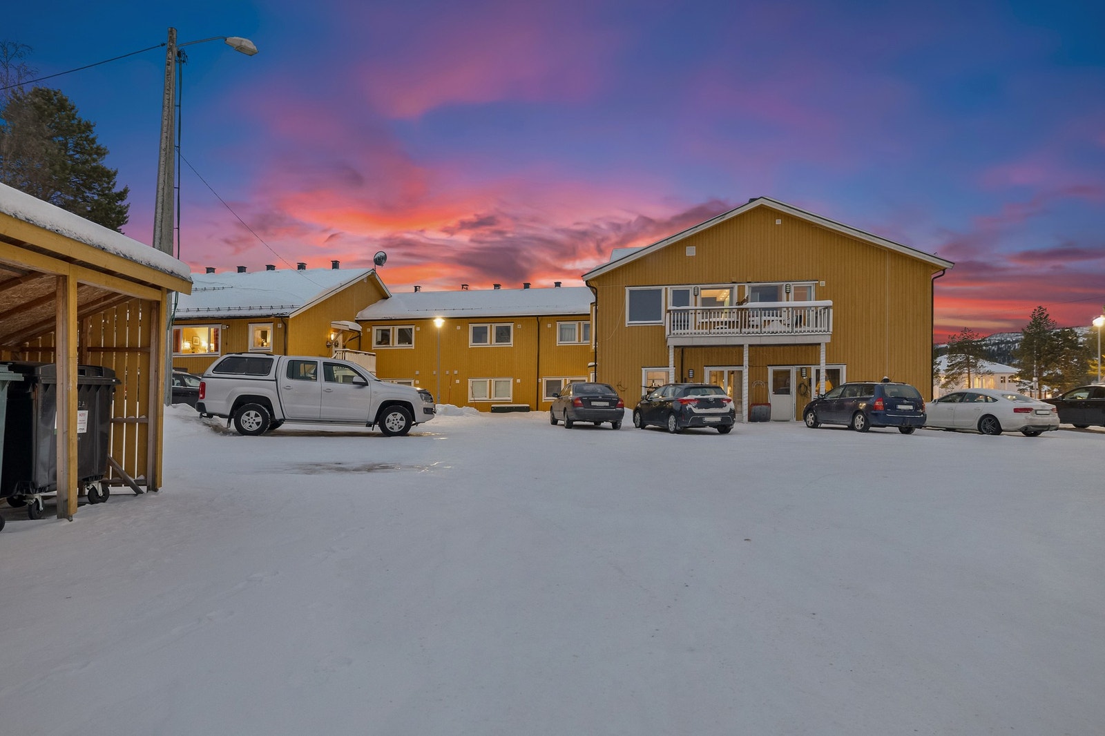 Det er stor felles parkering. Galleribilde