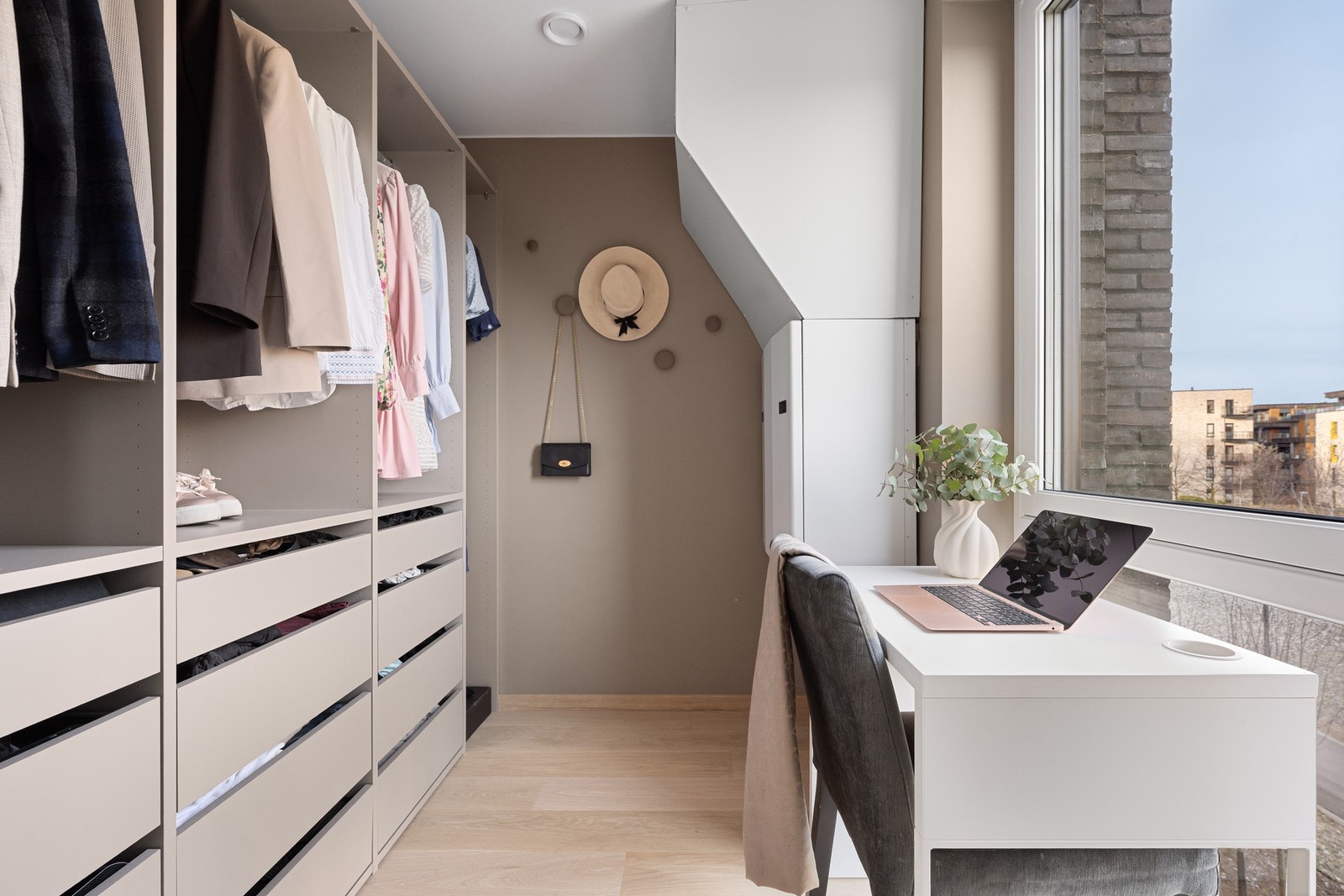 Innenfor hovedsoverom er det en teknisk bod som selger har innredet som et flott walk-in closet/kontor Galleribilde