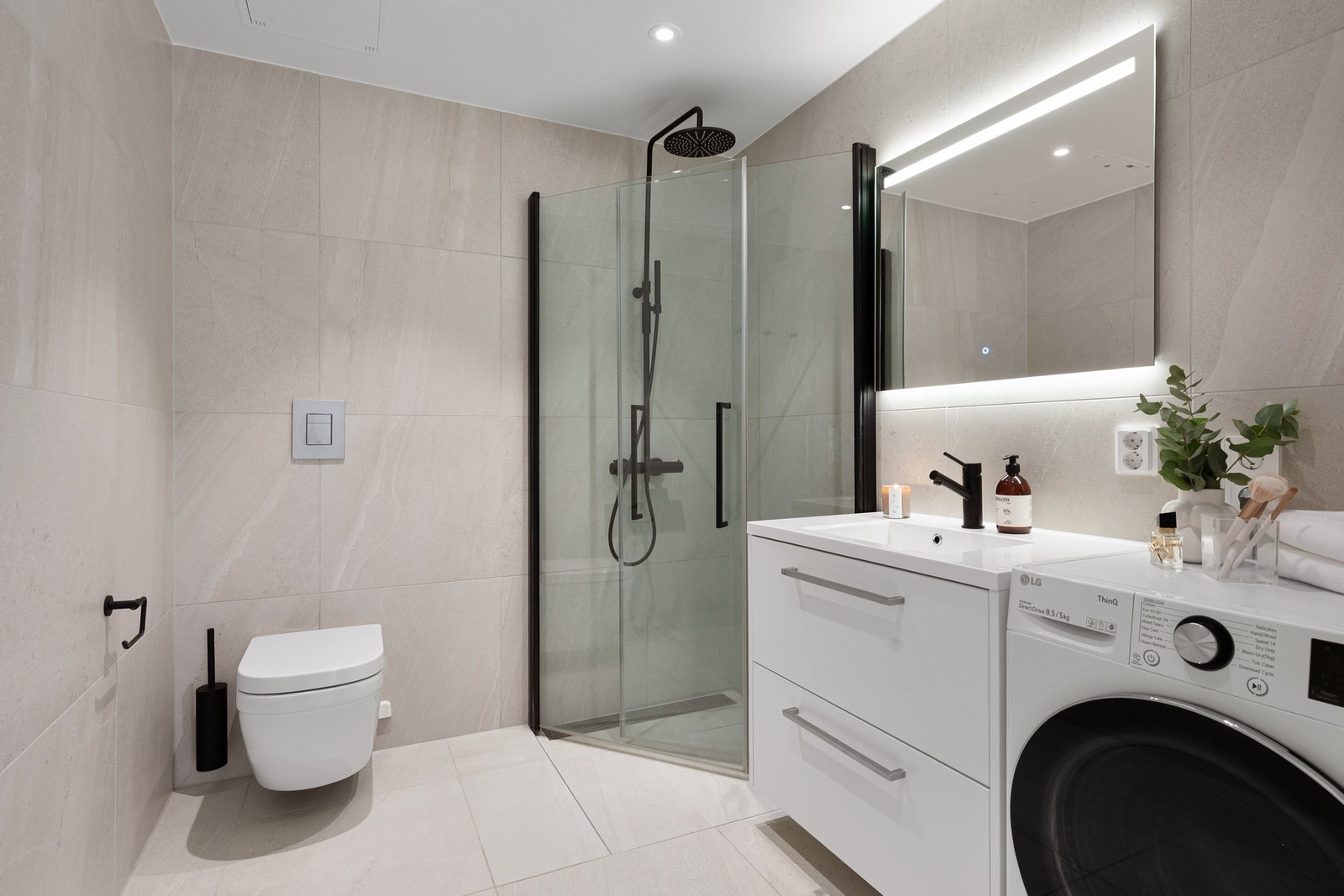 Badet har moderne detaljer, elektrisk gulvvarme og balansert ventilasjon Galleribilde