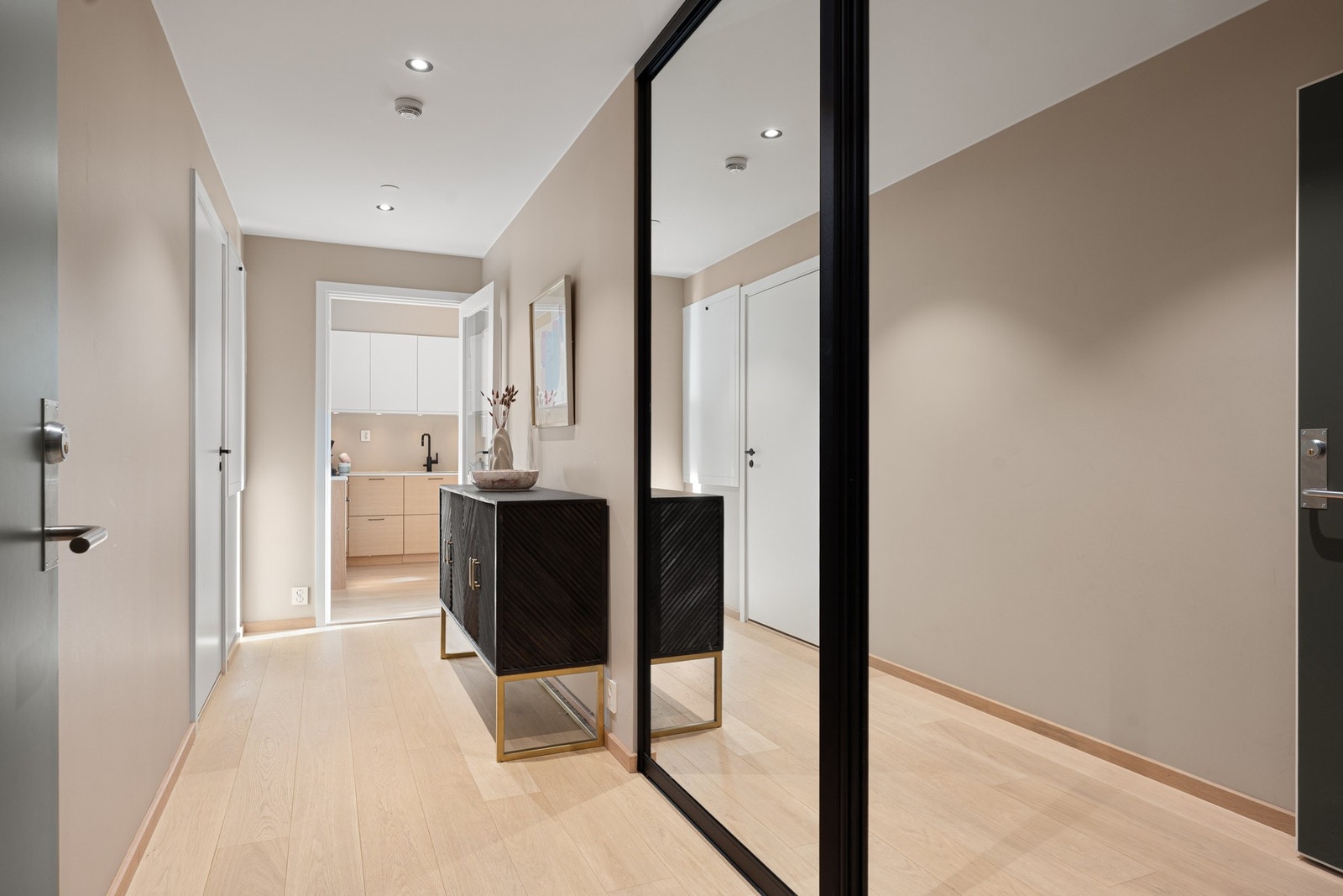 Boligens rom knyttes sammen av en romslig gang, med gulvvarme og downlights i himling Galleribilde