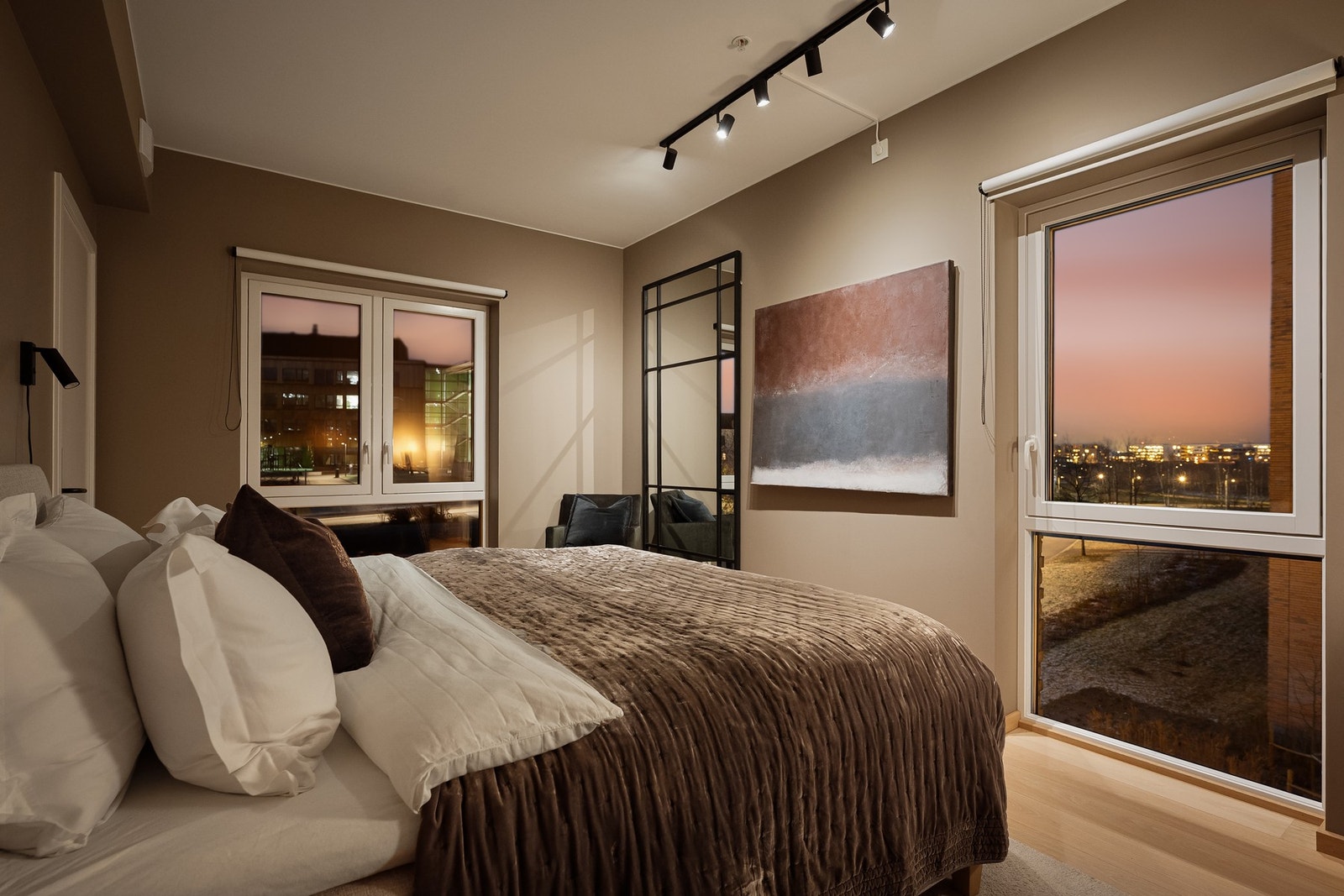 Boligen har to fine soverom malt i delikate farger Galleribilde