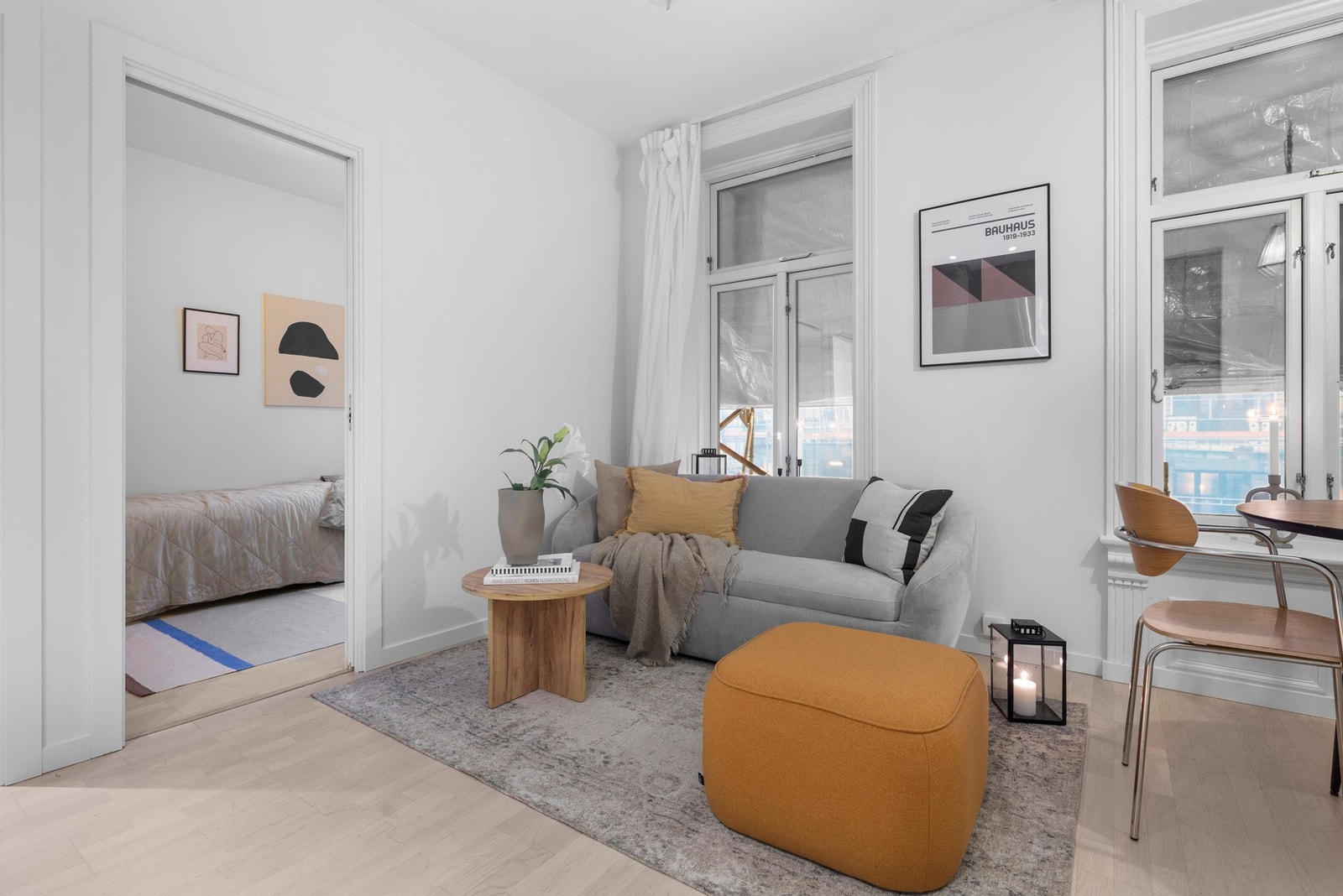 Luftig stue med store vindusflater som slipper inn godt med naturlig lys, og skaper en god atmosfære. Galleribilde