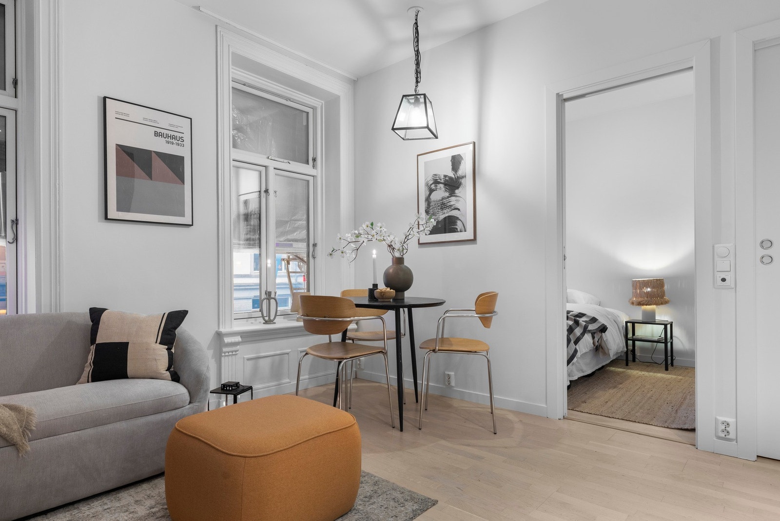 Det er gode møbleringsmuligheter i stuen, med plass til sofamøbler med tilhørende stuebord, spisebord, TV-løsning, eller annet ønskelig møblement. Galleribilde