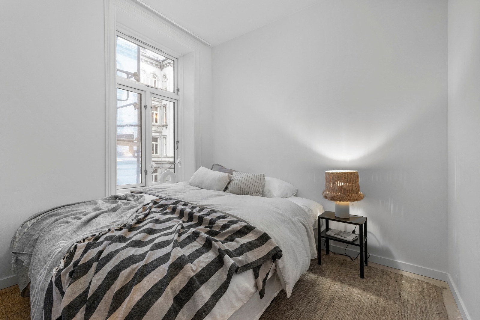 Hovedsoverommet har plass til seng og nattbord på hver side. Galleribilde