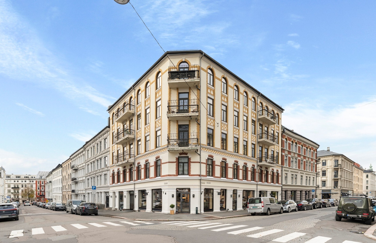 Leiligheten har flotte kvaliteter som store vindusflater, god takhøyde, samt en godt utnyttet planløsning. Galleribilde