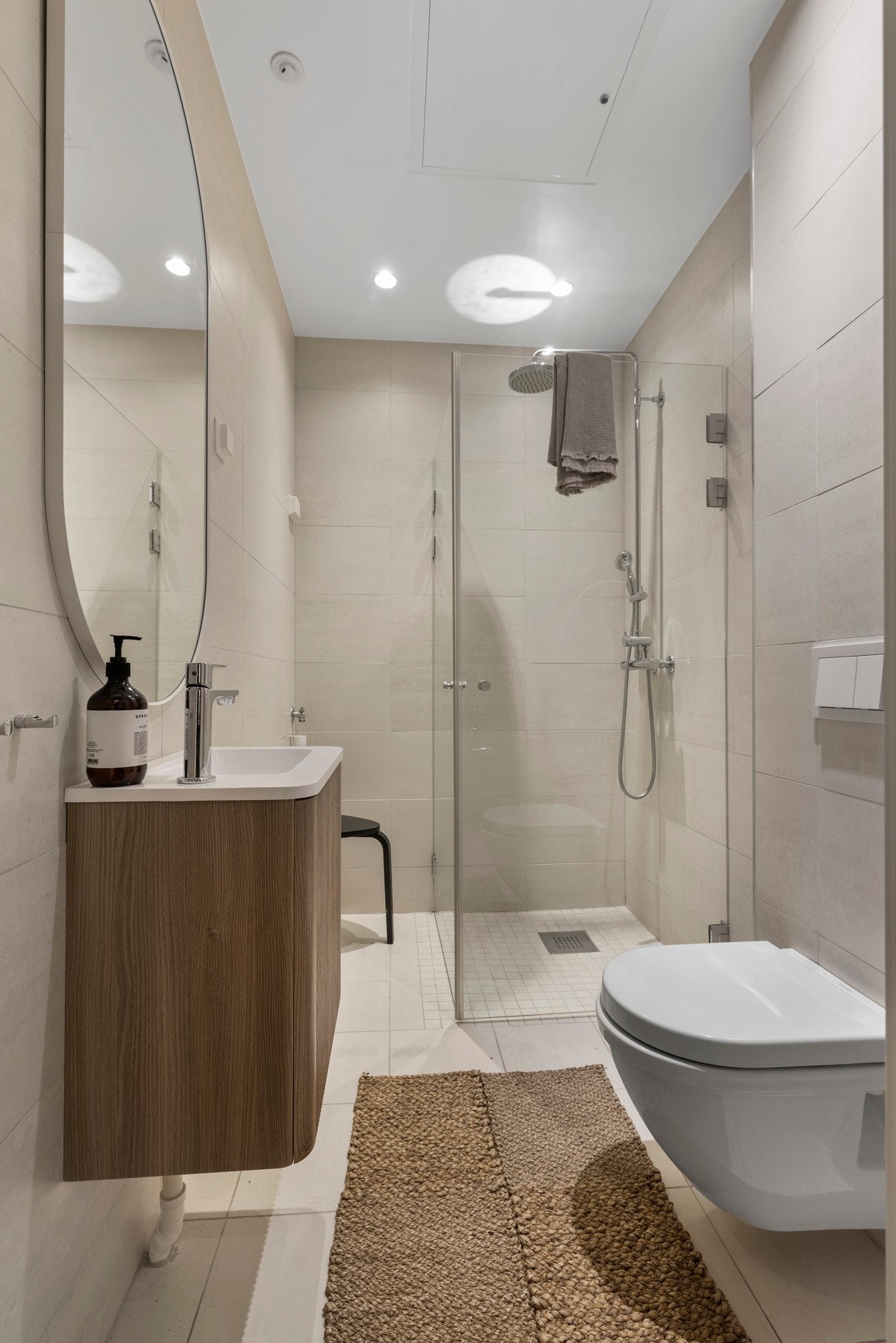 Pent flislagt bad med elektriske varmekabler i gulv. Galleribilde