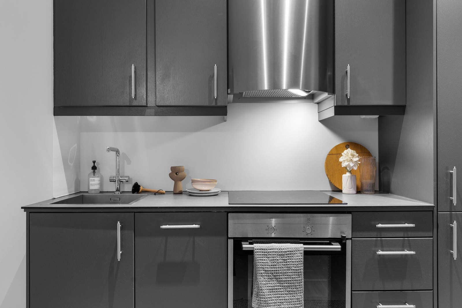 Kjøkkeninnredningen har glatte fronter og her er det bra med benkeplass samt gode oppbevaringsmuligheter i over- og underskap. Galleribilde