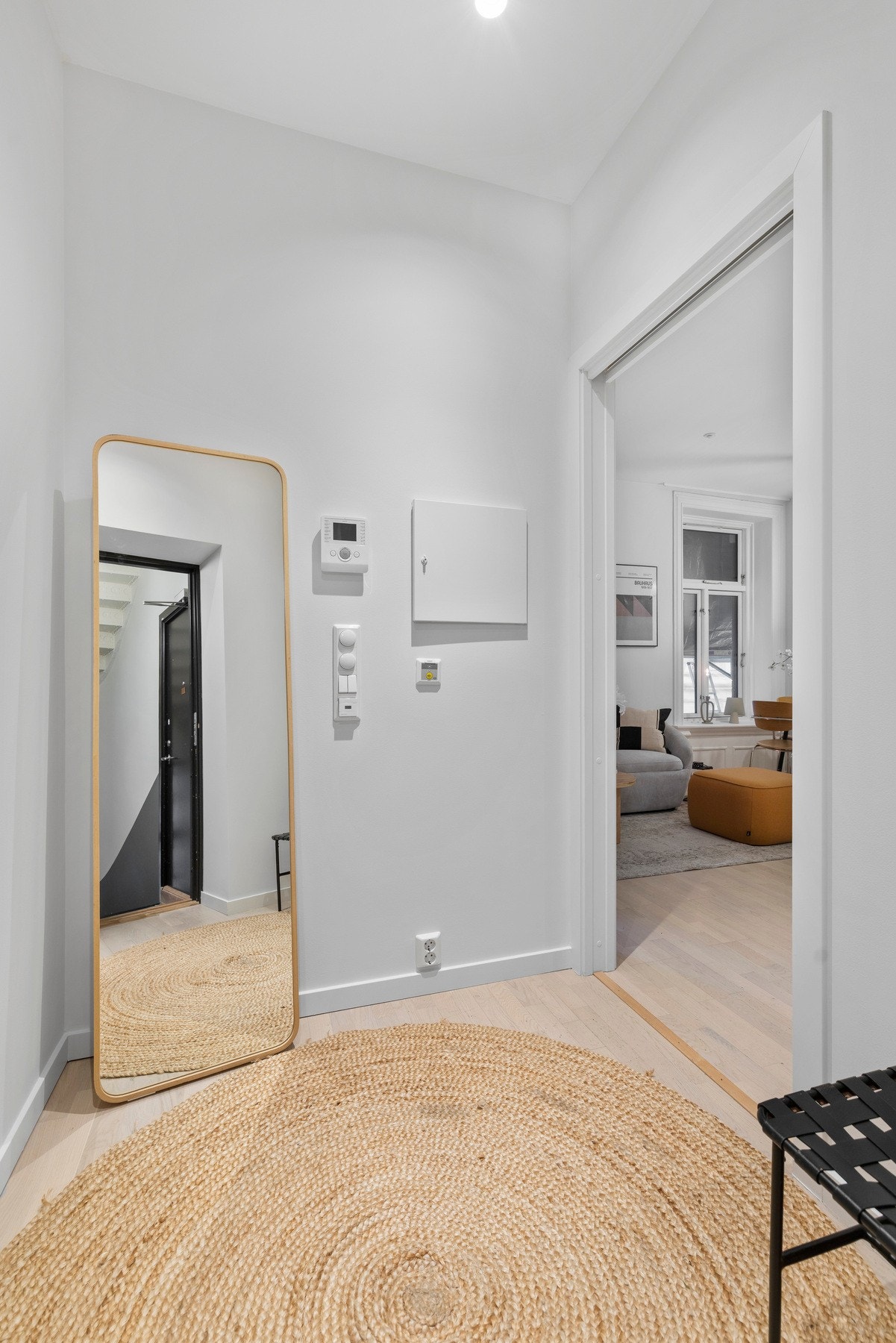 Hyggelig entré som gir et godt førsteinntrykk og fungerer som det naturlige knutepunktet i leiligheten. Galleribilde