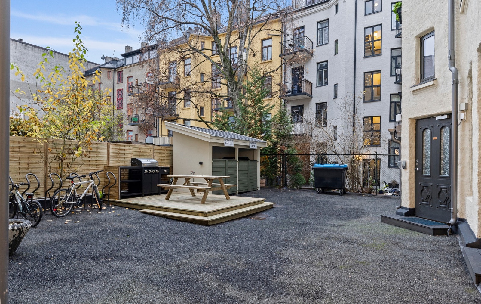 Hyggelig bakgård med sitteplasser. Galleribilde