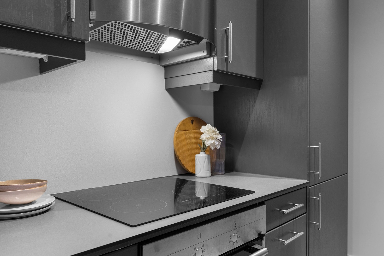 Kjøkkenet er innredet med integrerte hvitevarer som komfyr, induksjon platetopp, oppvaskmaskin og kjøl/frys. Det er kjøkkenventilator med avtrekk ut. Galleribilde