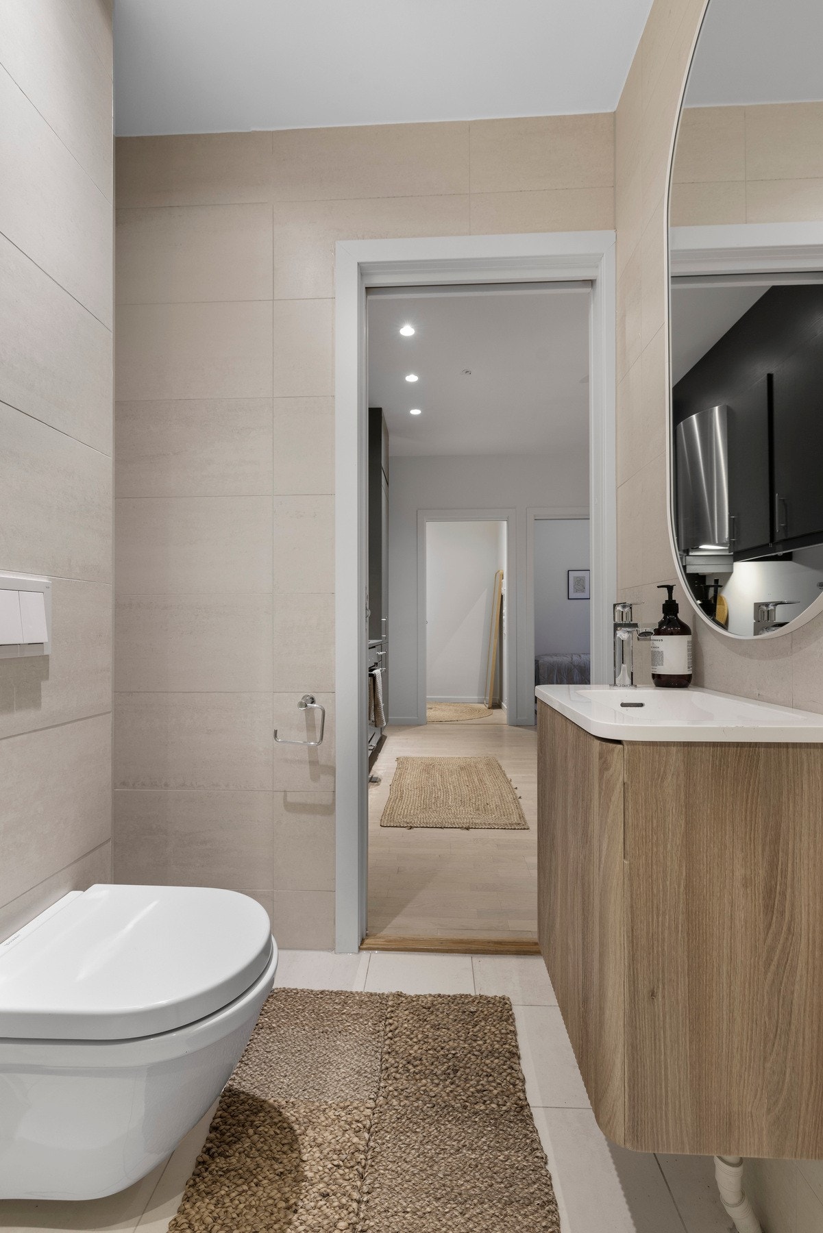 Badet har mekanisk avtrekk samt opplegg for vaskemaskin og tørketrommel. Galleribilde