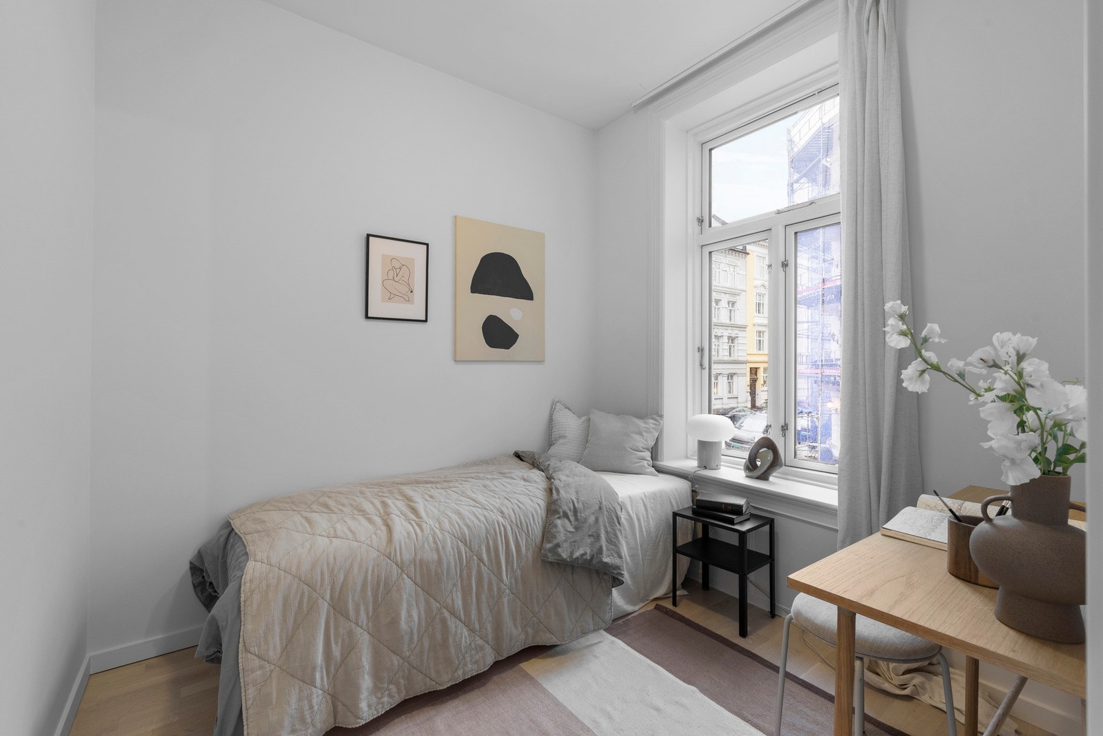 Soverom II - stort vindu som slipper inn godt med lys. Galleribilde