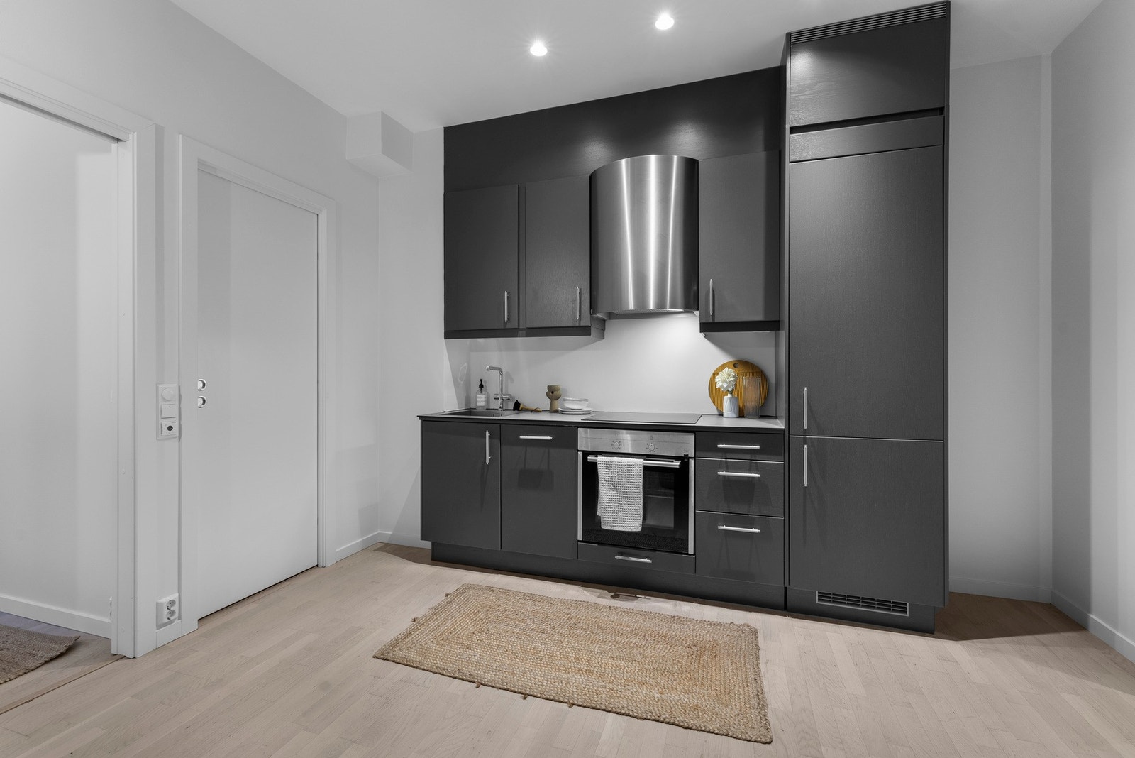 Innbydende, pent kjøkken fra Sigdal med åpen løsning mot stuen. Galleribilde