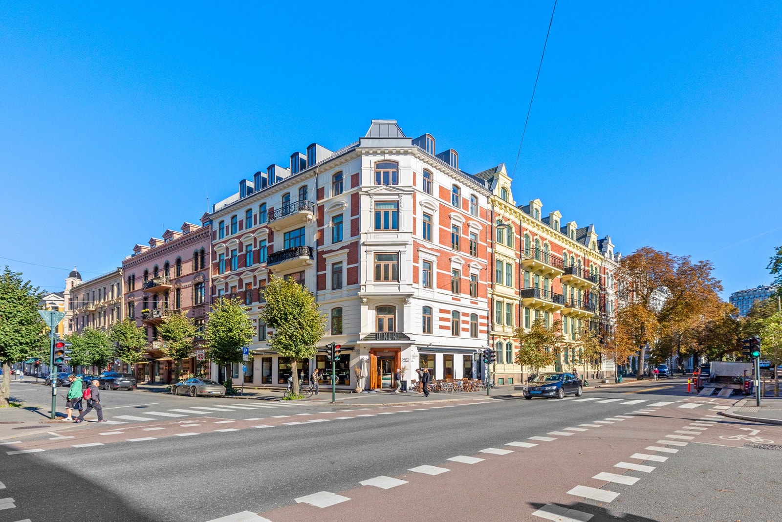 Frogner har svært gode kollektivmuligheter, med både trikk og buss innen kort gangavstand. Trikkelinjene 12 og 15 betjener området, og gir rask forbindelse til sentrum, Majorstuen og andre deler av byen. Galleribilde