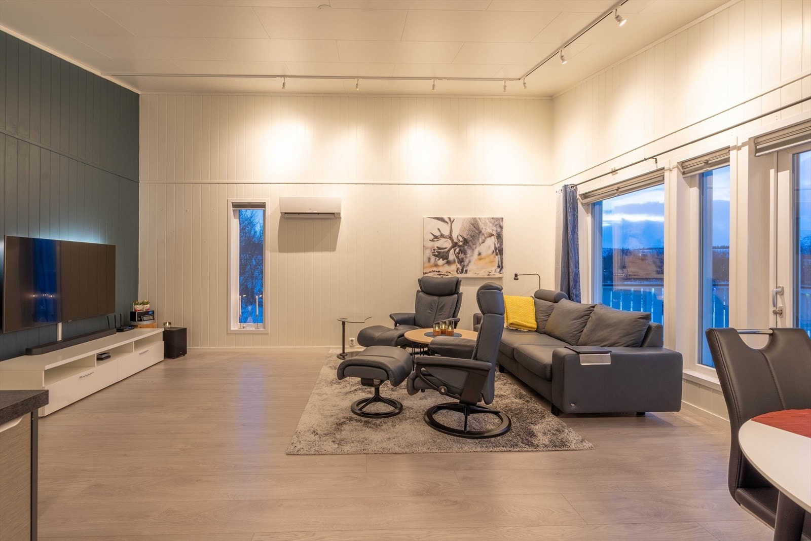 Stuen er romslig med god takhøyde Galleribilde