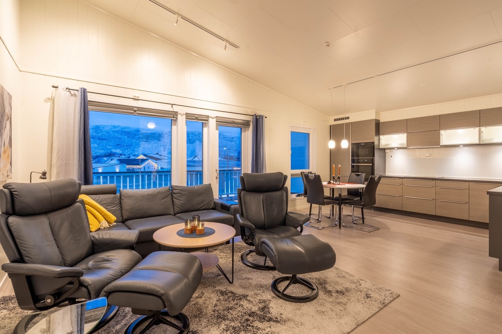 Åpen løsning mellom stue og kjøkken Galleribilde