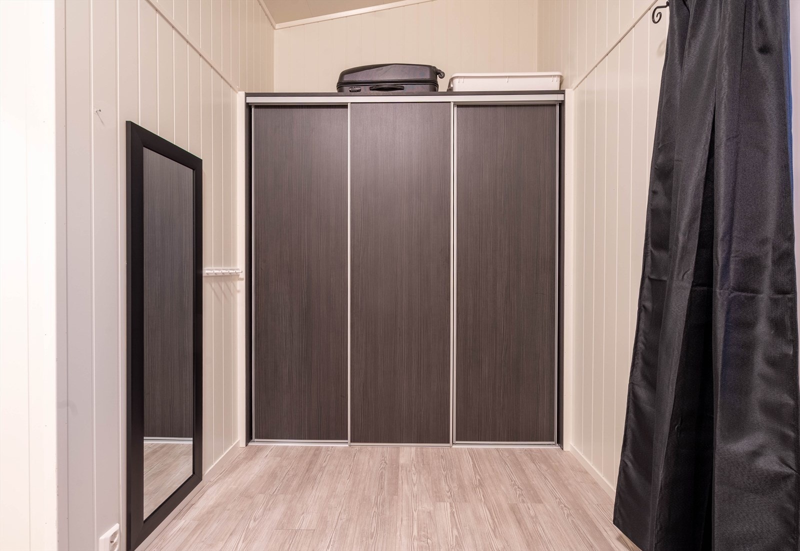 Hovedsoverommet har en romslig garderobe med skyvedører Galleribilde