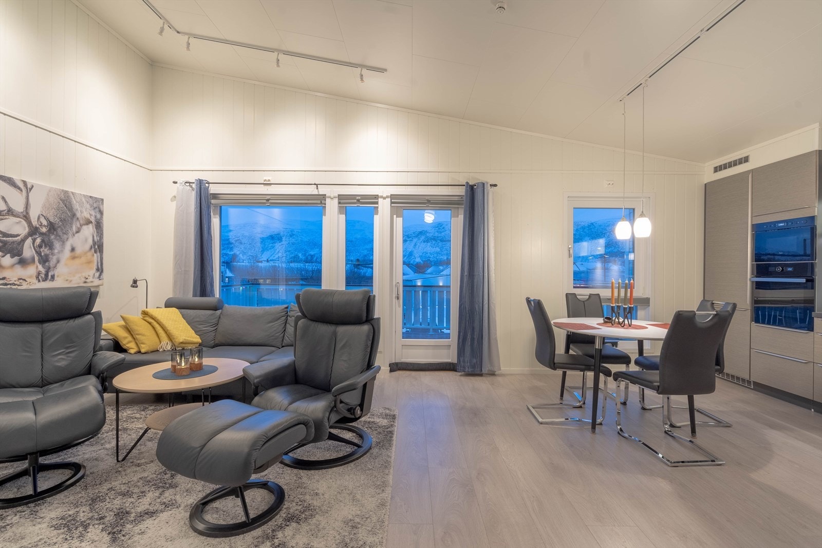 Store vindusflater gjør leiligheten lys og luftig Galleribilde