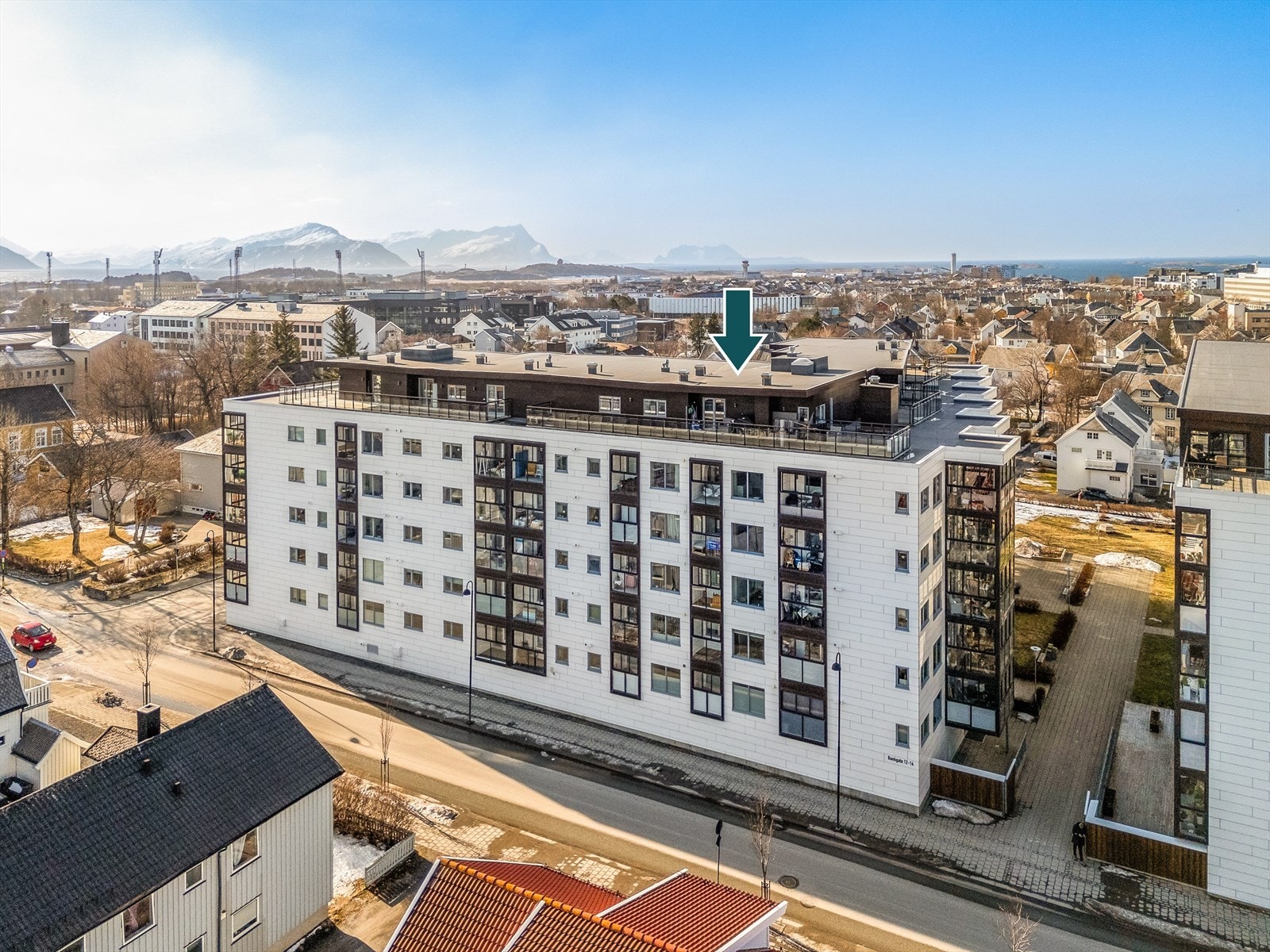 Stor toppleilighet med enestående utsikt og strålende solforhold! Galleribilde