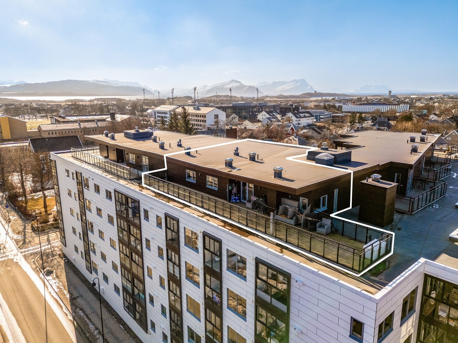 Her bor du sentralt, med kort vei til både skoler, barnehager og dagligvare. Galleribilde