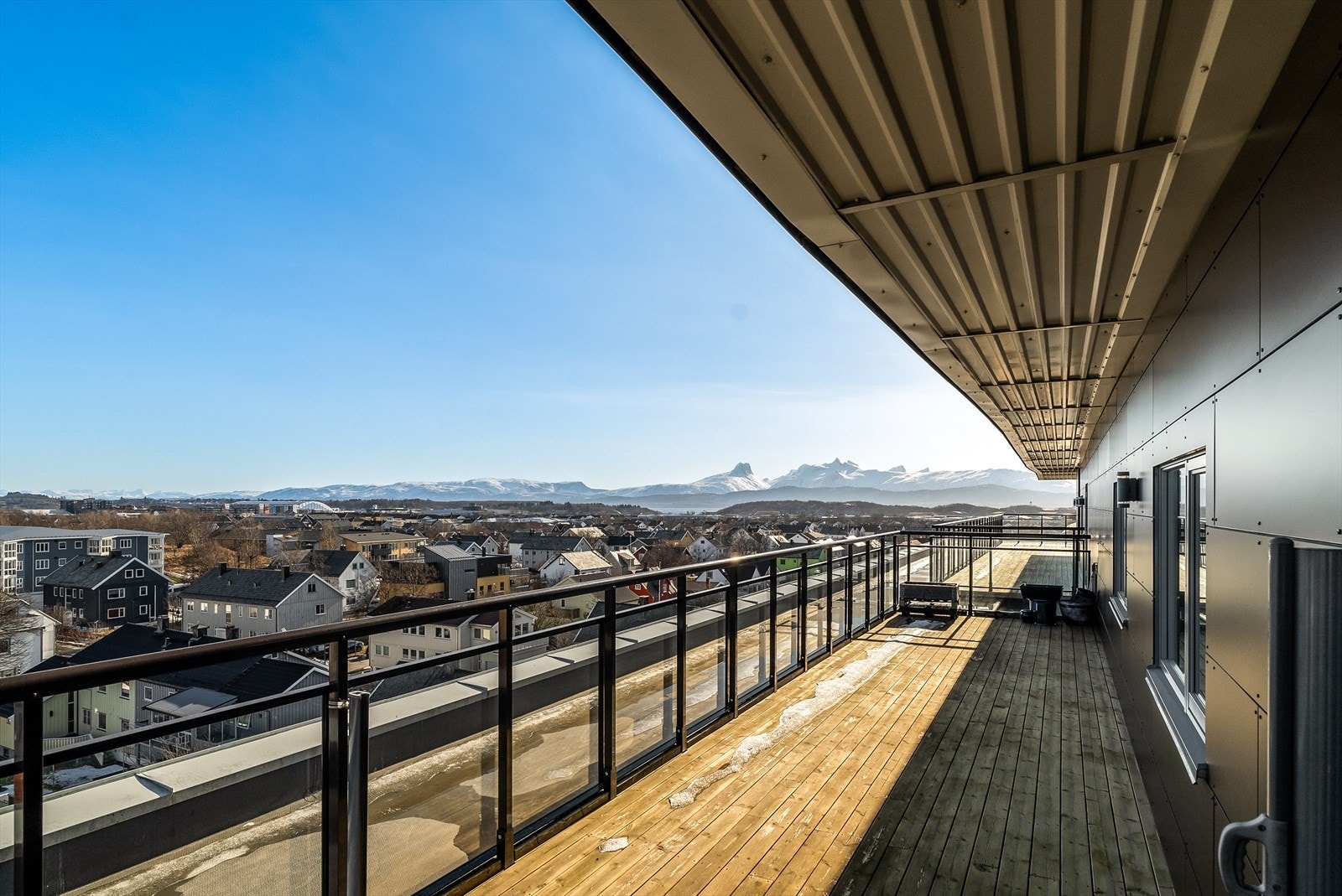 Fra kjøkken/gang er det videre utgang til en stor og delvis overbygget terrasse. Galleribilde