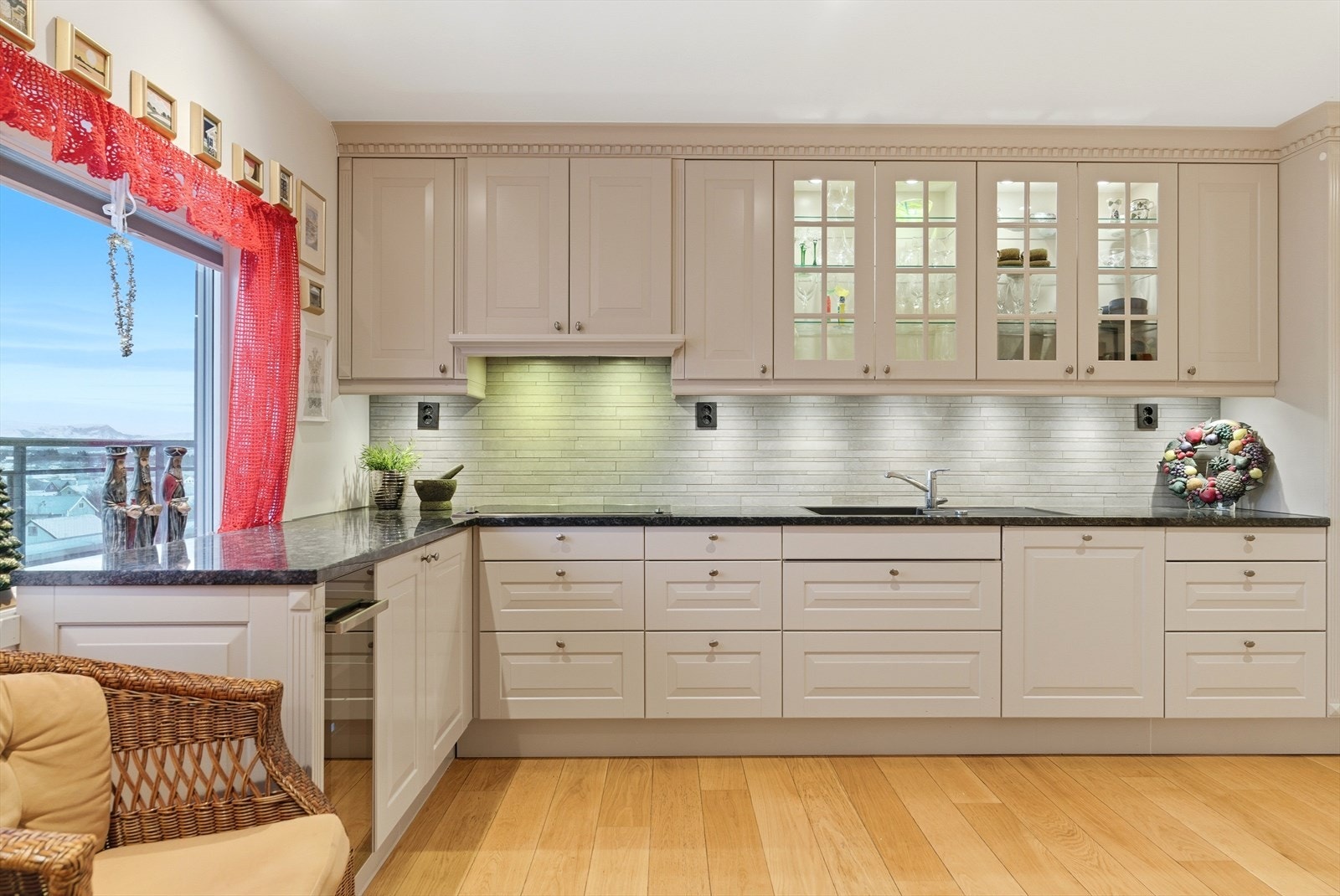 I innredningen har en alt en måtte trenge av skap-, skuff- og benkeplass. Her får kokken i familien gode arbeidsforhold. Galleribilde