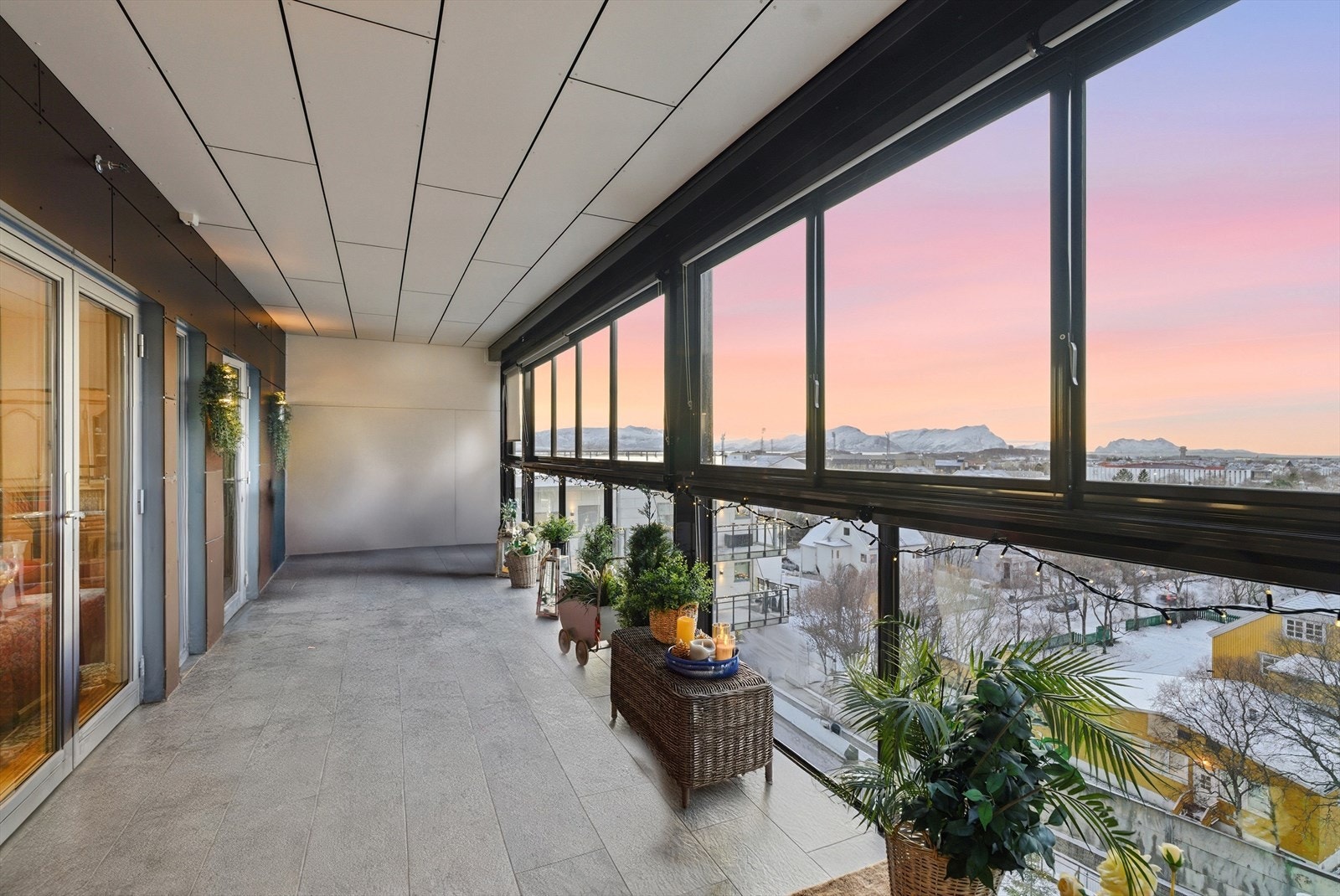 Yngve Holand v/ DNB Eiendom ønsker velkommen til Bankgata 14 og populære Bryggerihagen. Galleribilde