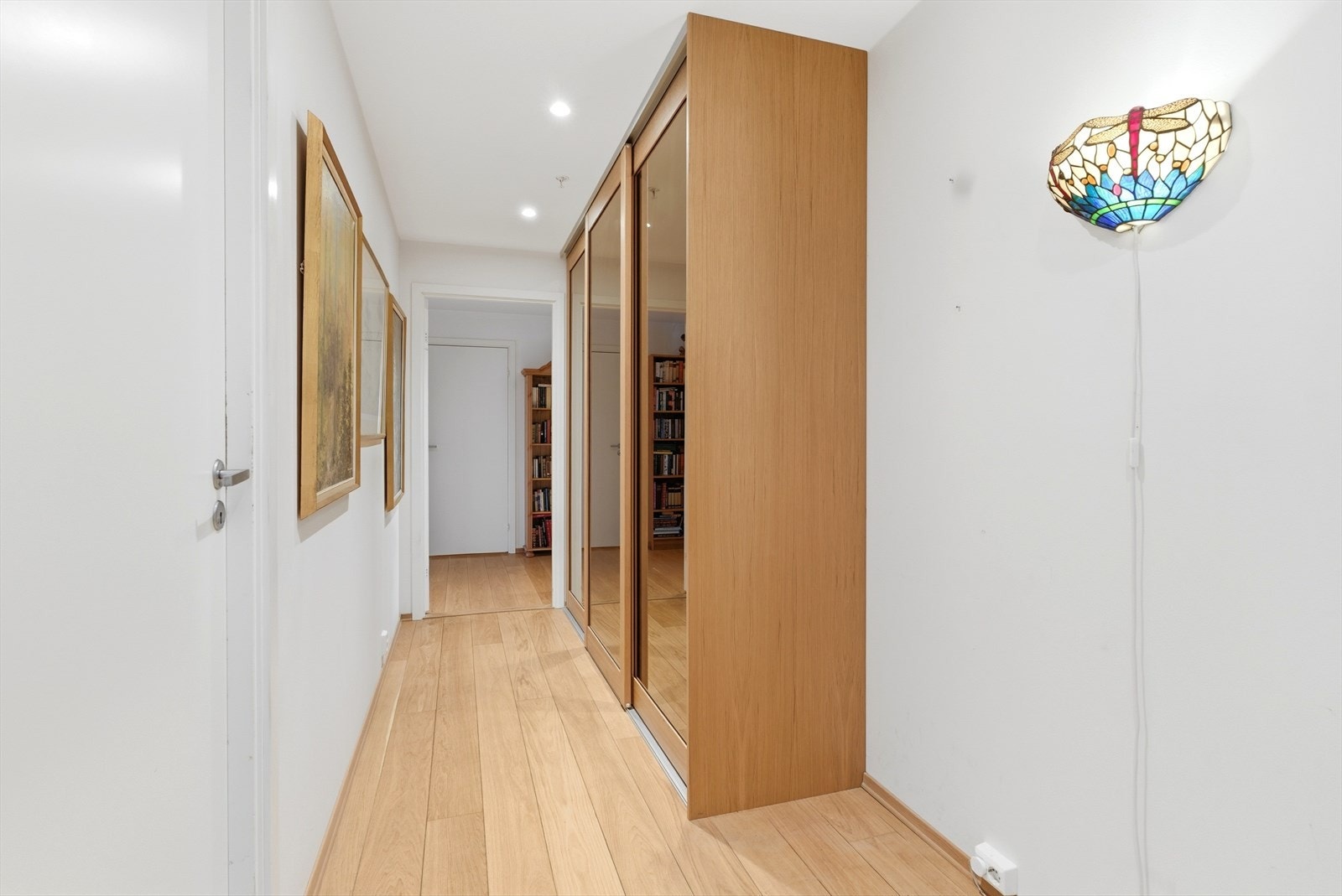 Velkommen inn! Lys og hyggelig entré med praktisk innebygget skyvedørsgarderobe. Galleribilde