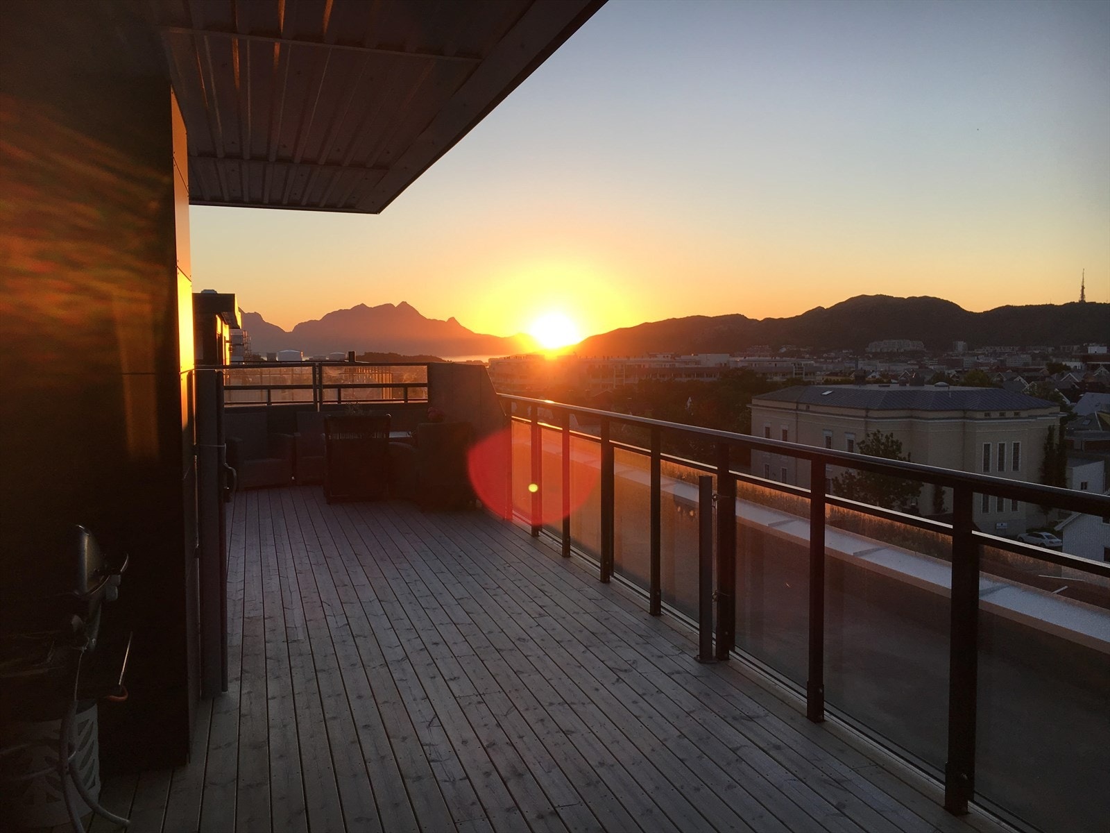 Selgers bilde av midnattssol fra takterrassen. Galleribilde