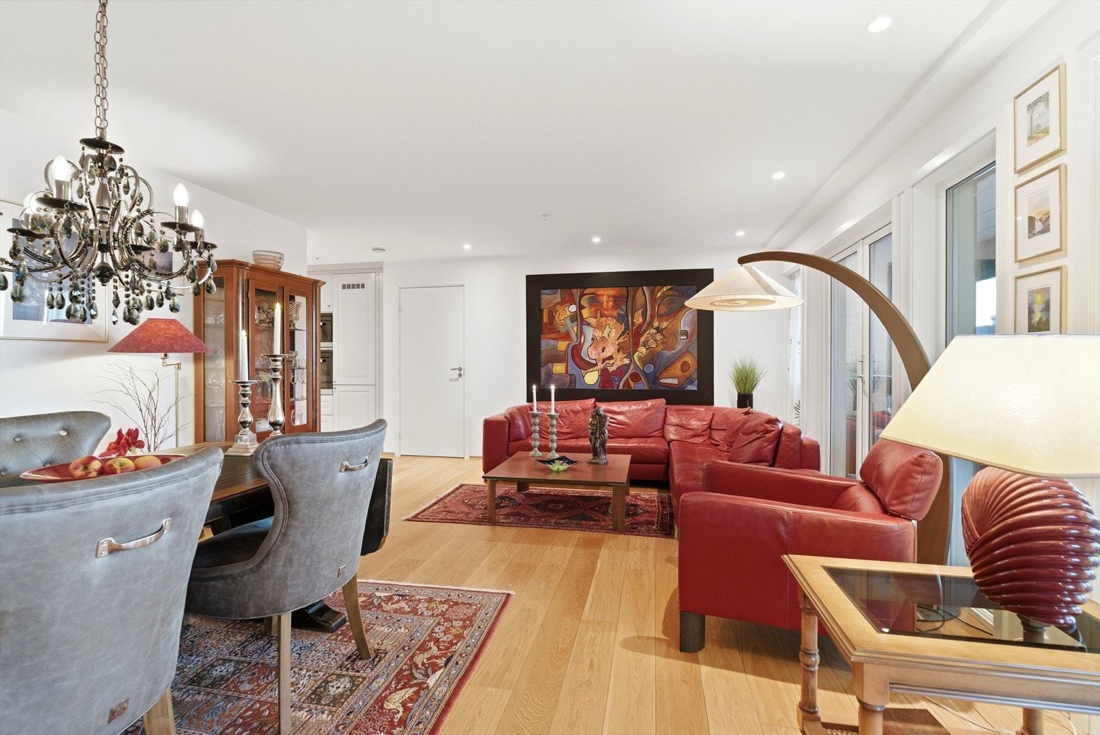 Det er vannbåren gulvvarme i stue og kjøkken. Galleribilde