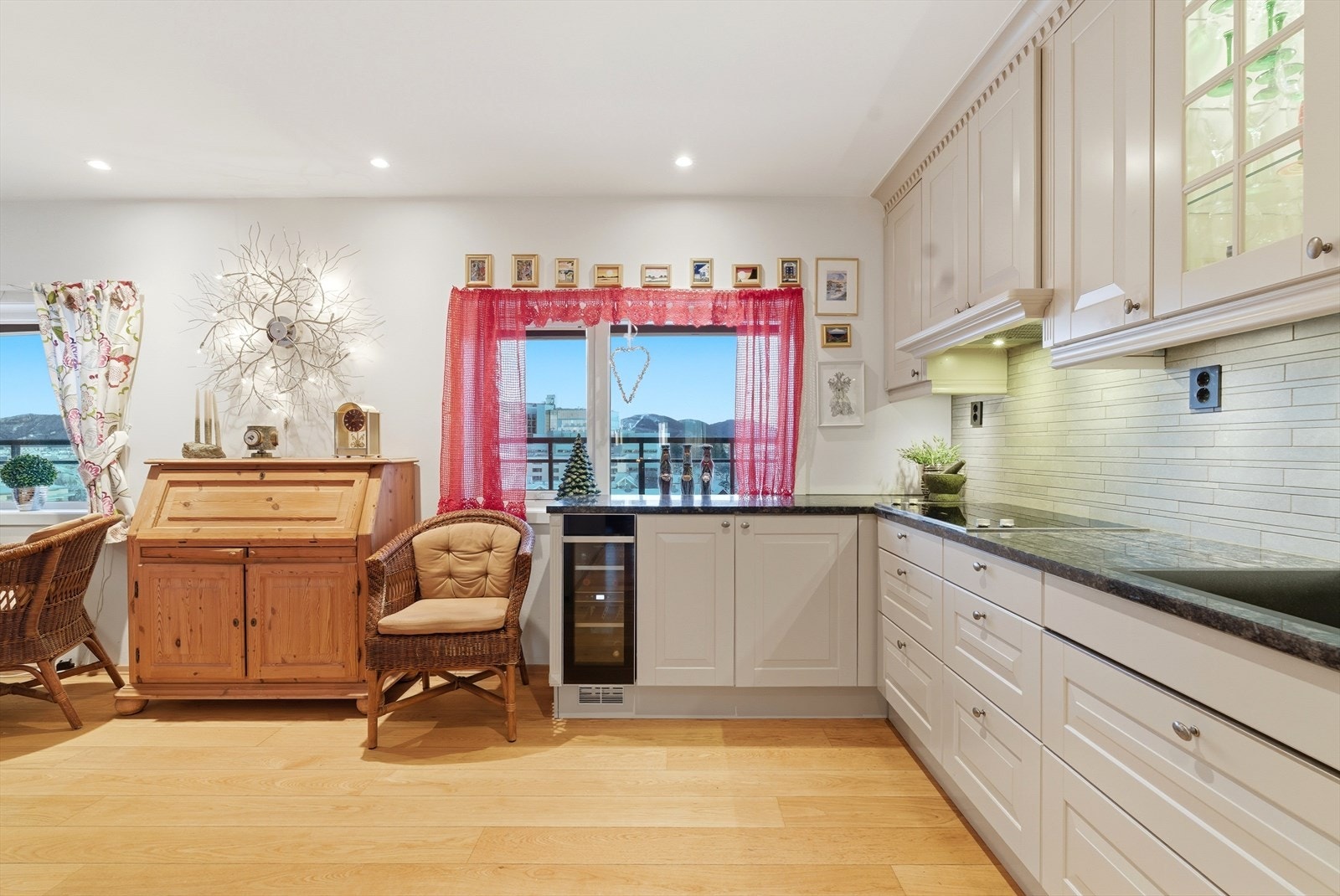 Integrerte kvalitetshvitevarer fra Miele, med stekeovn (dampfunksjon), platetopp, micro, oppvaskmaskin, vinskap og kjøl/frys. Galleribilde