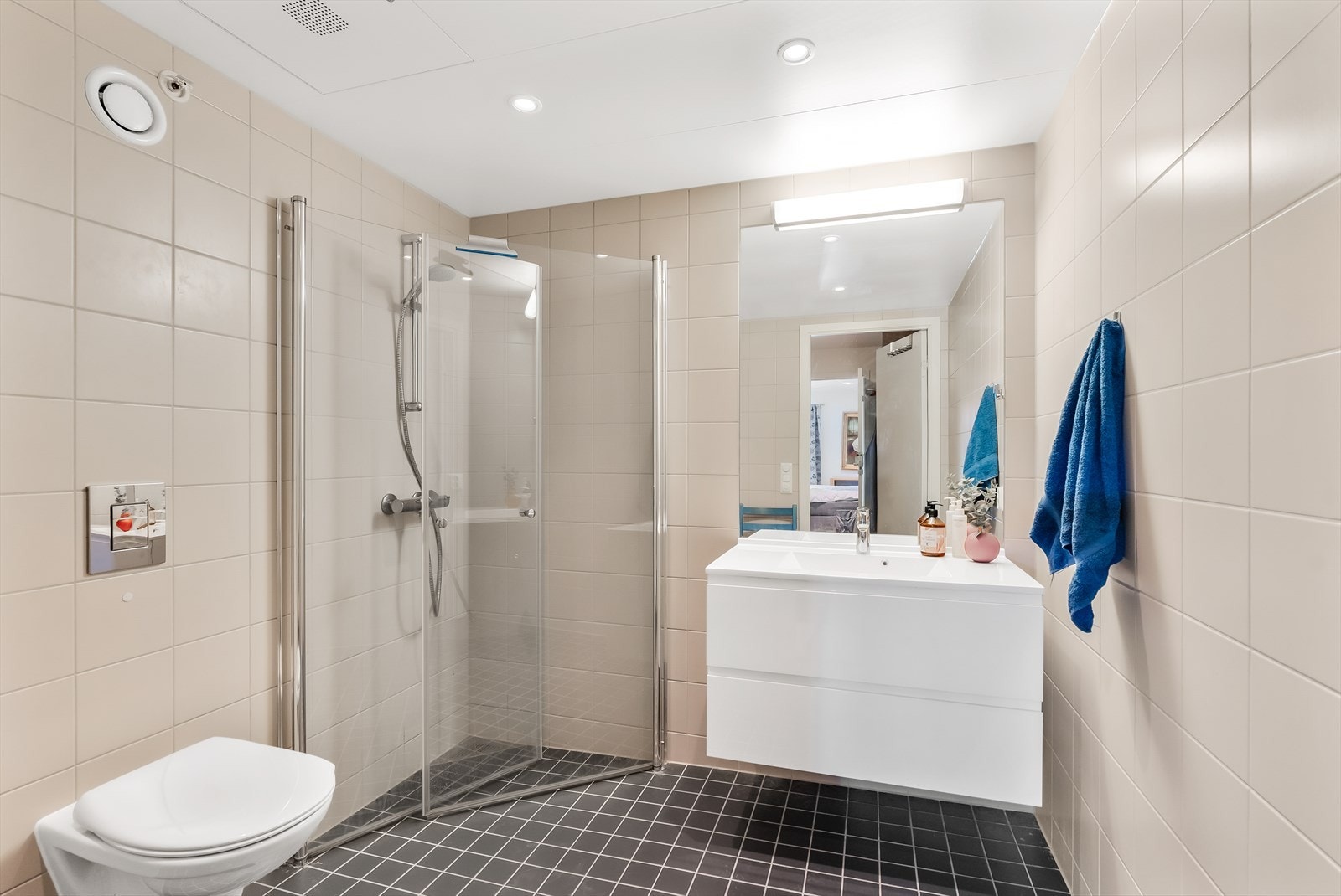 Lekkert flislagt bad med adkomst fra hovedsoverom. Her er det også varmekabler i gulv. Galleribilde