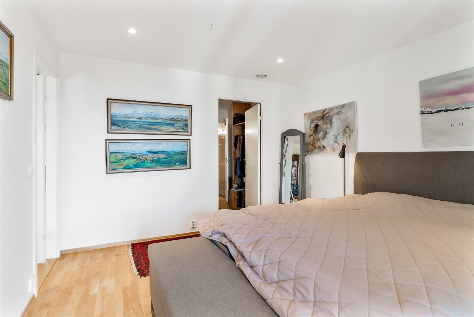 Plass for mindre garderobeløsninger i rommet. Galleribilde