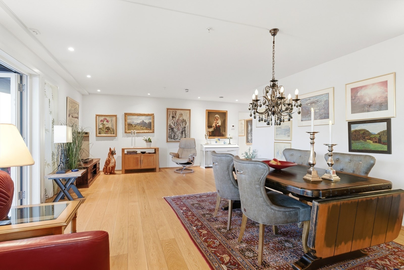 Samle familie og/eller venner rundt middagsbordet for et bedre måltid og en hyggelig sosial stund. Galleribilde