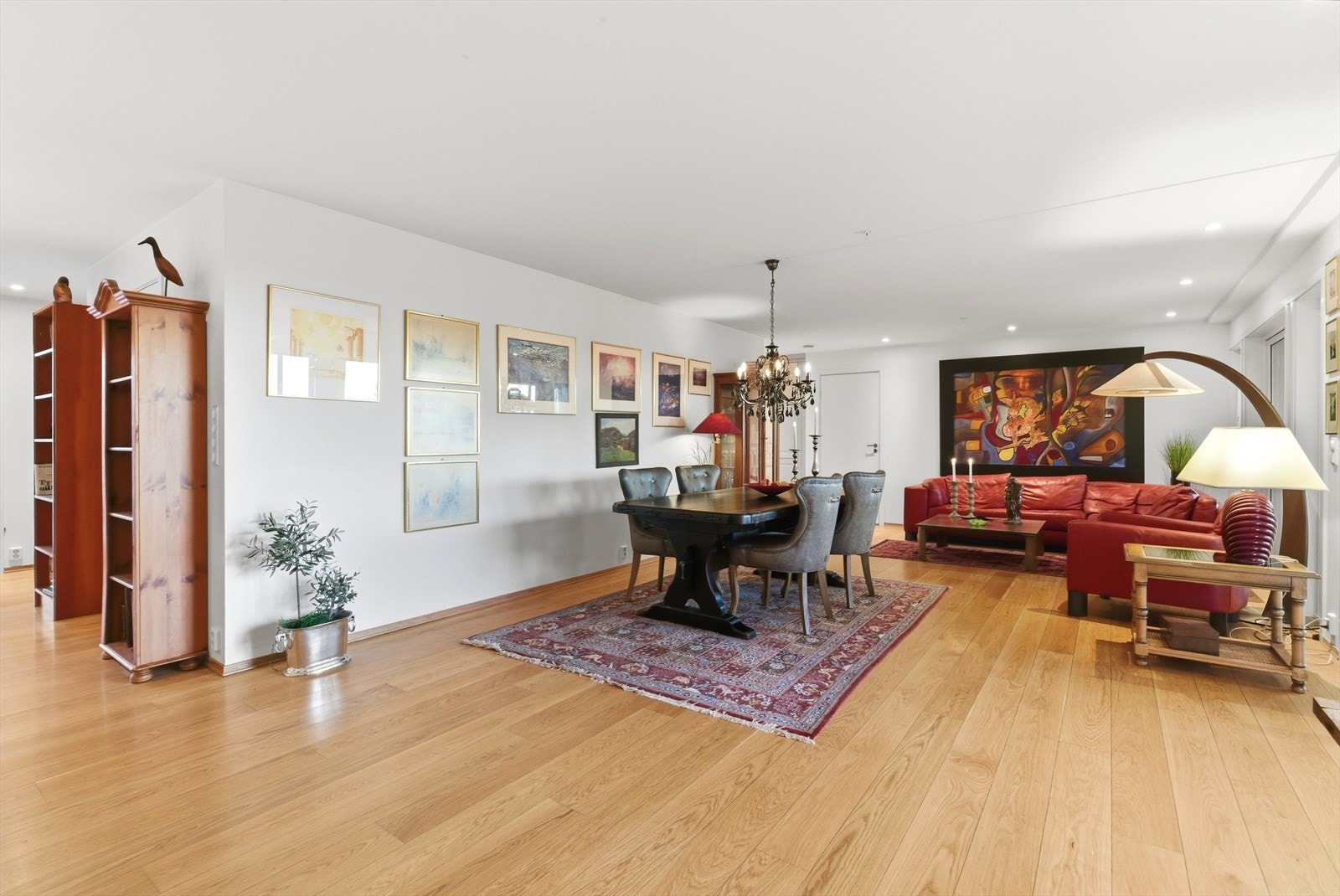 Stua er romslig og byr på flere møbleringsmuligheter. Galleribilde