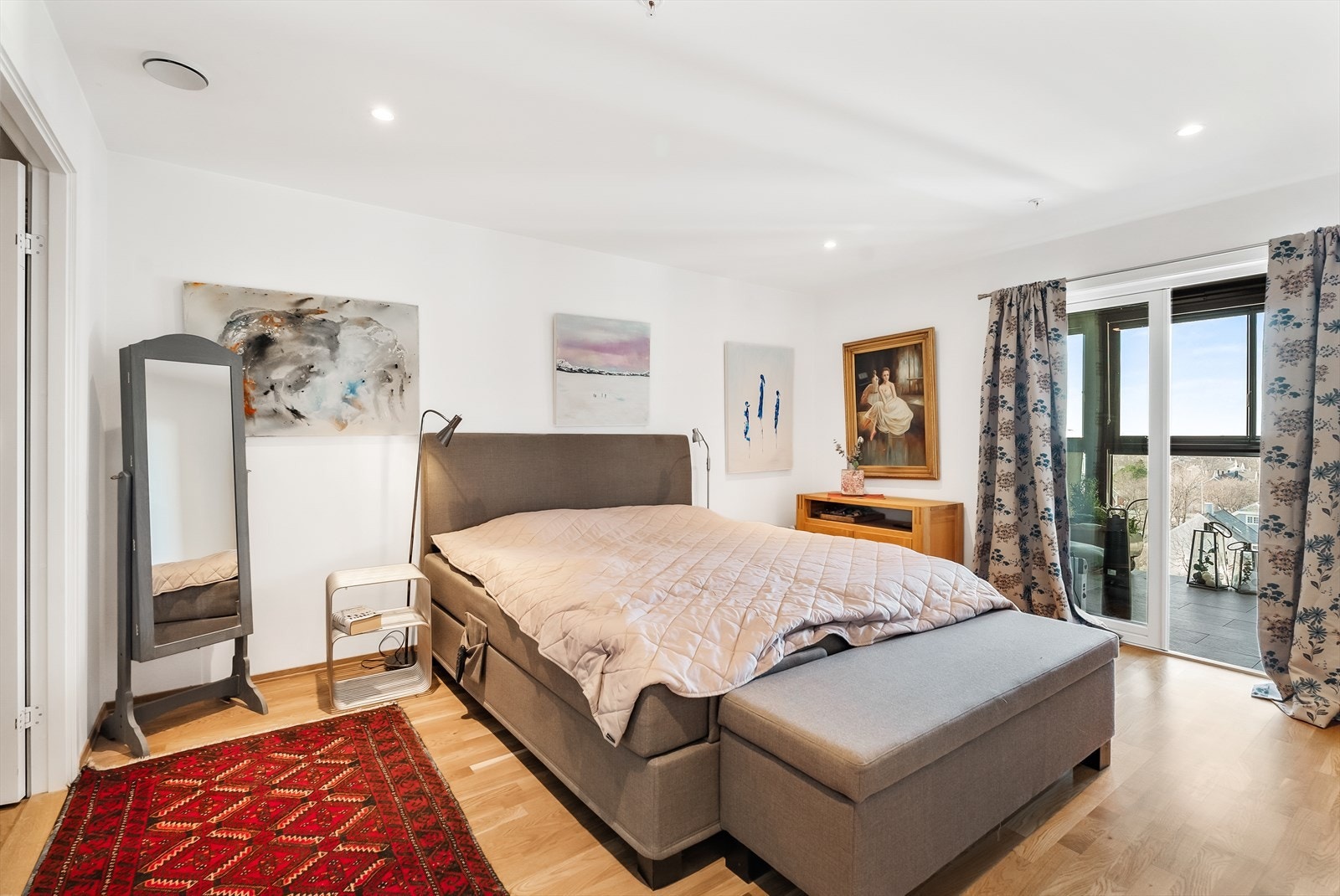 Romslig hovedsoverom med god plass for dobbeltseng og nattbord. Galleribilde