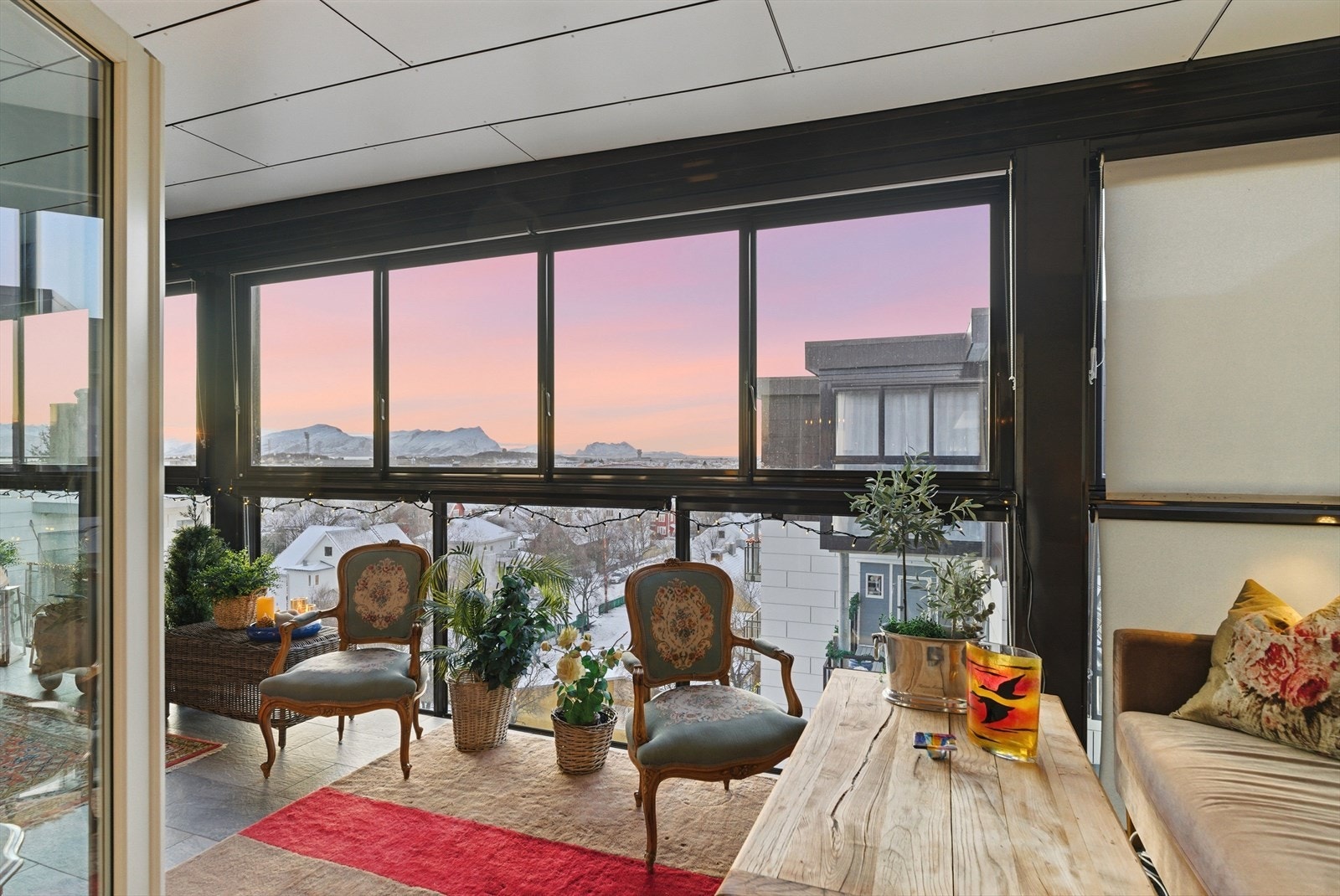 Fra stua er det videre utgang til en stor innglasset balkong på hele 29m2. Galleribilde