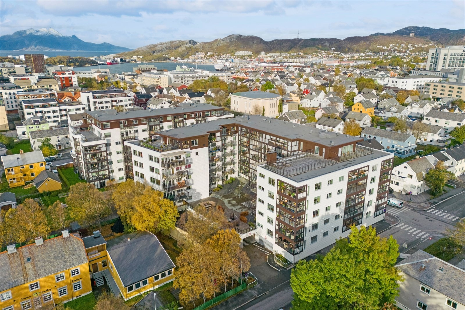 Sameiet byr på lekeplass i atriet, flotte takterrasser, treningsrom, hobbyrom, samt gjesteleiligheter og gjestestue som kan leies ved behov Galleribilde