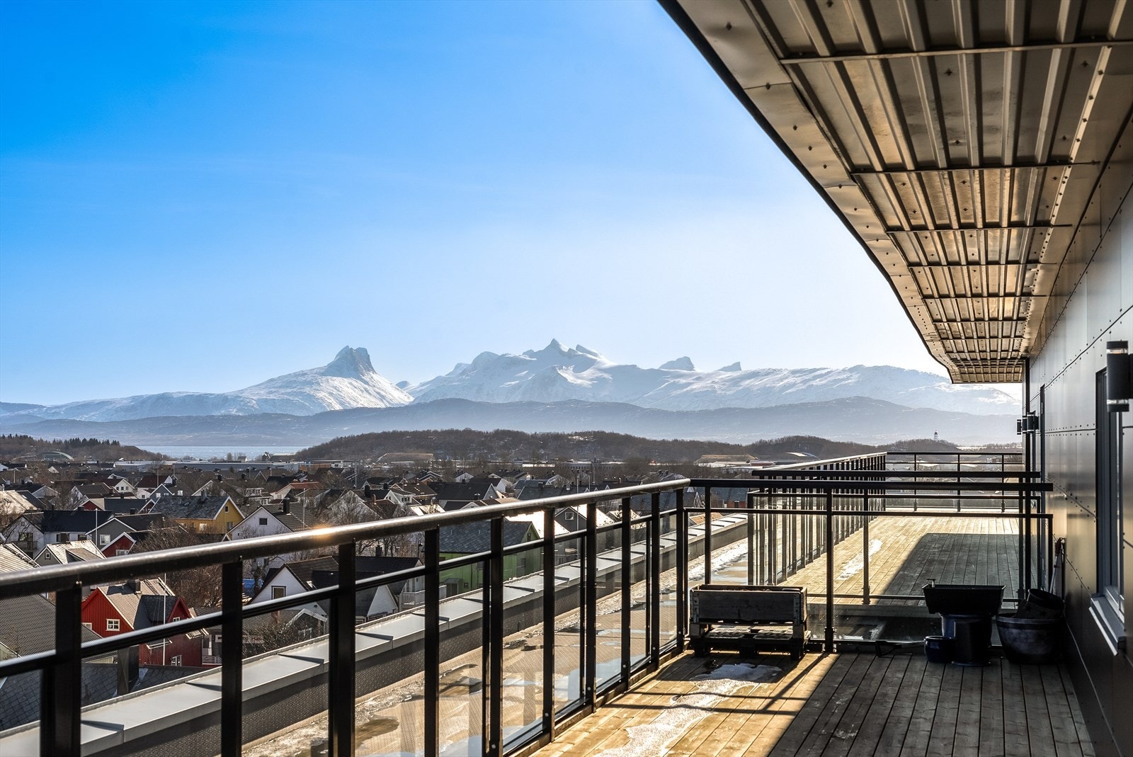 Mektig utsikt mot velkjente og vakre fjellformasjoner. Galleribilde