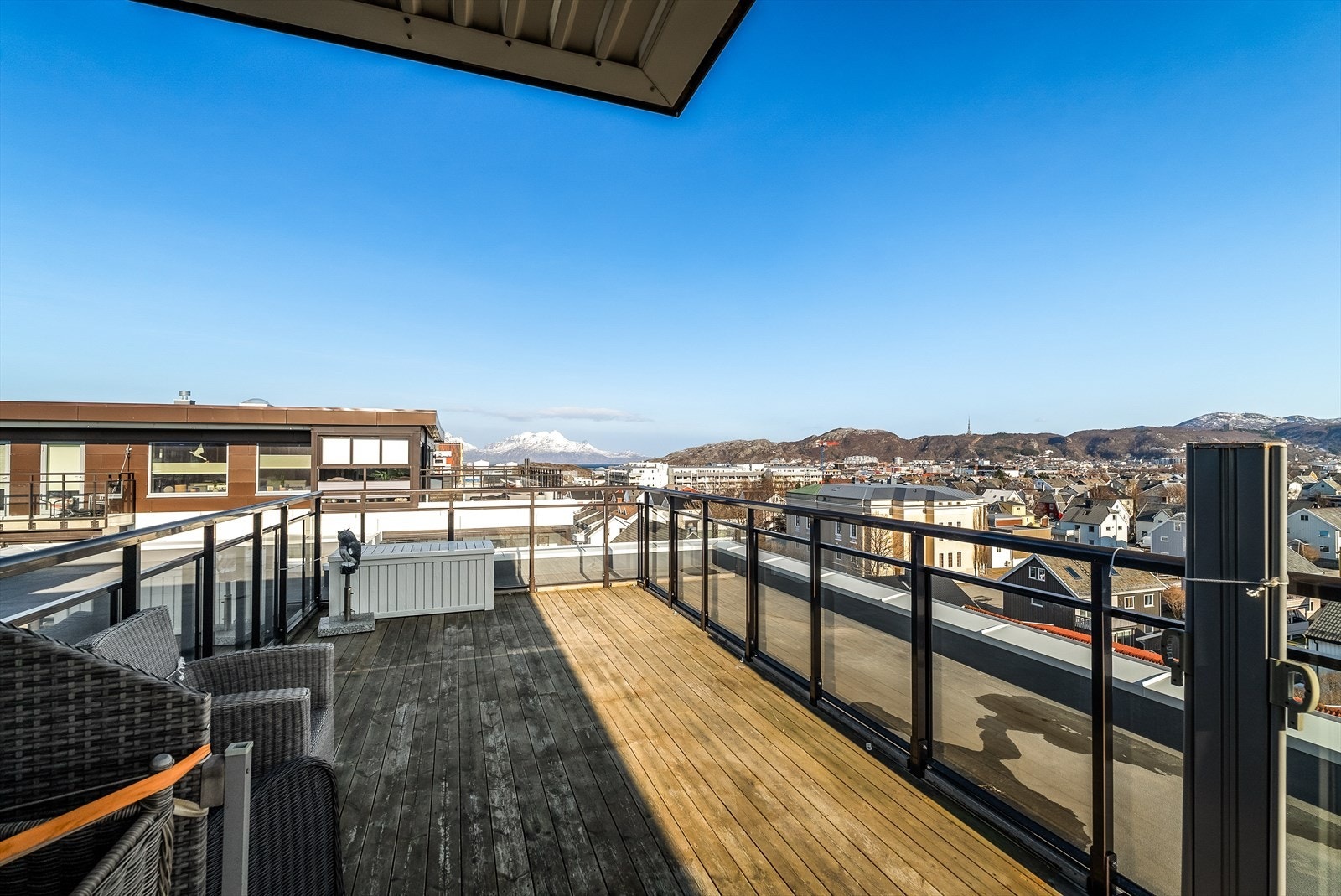 Det er rikelig med plass for utemøblement, grill og annet en måtte ønske. Galleribilde