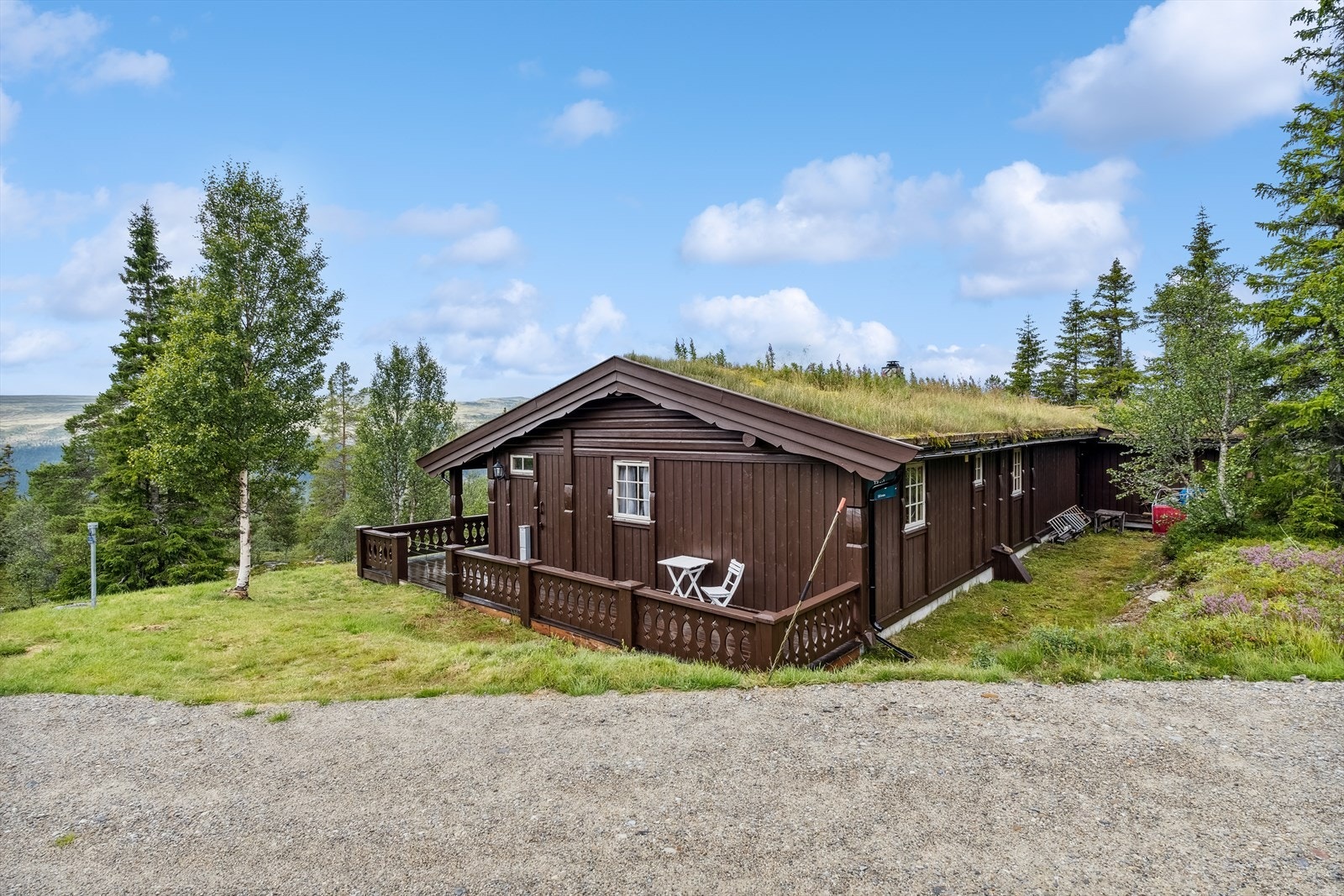 Det er gode parkeringsforhold og flere plasser å sitte rundt hytta. Galleribilde