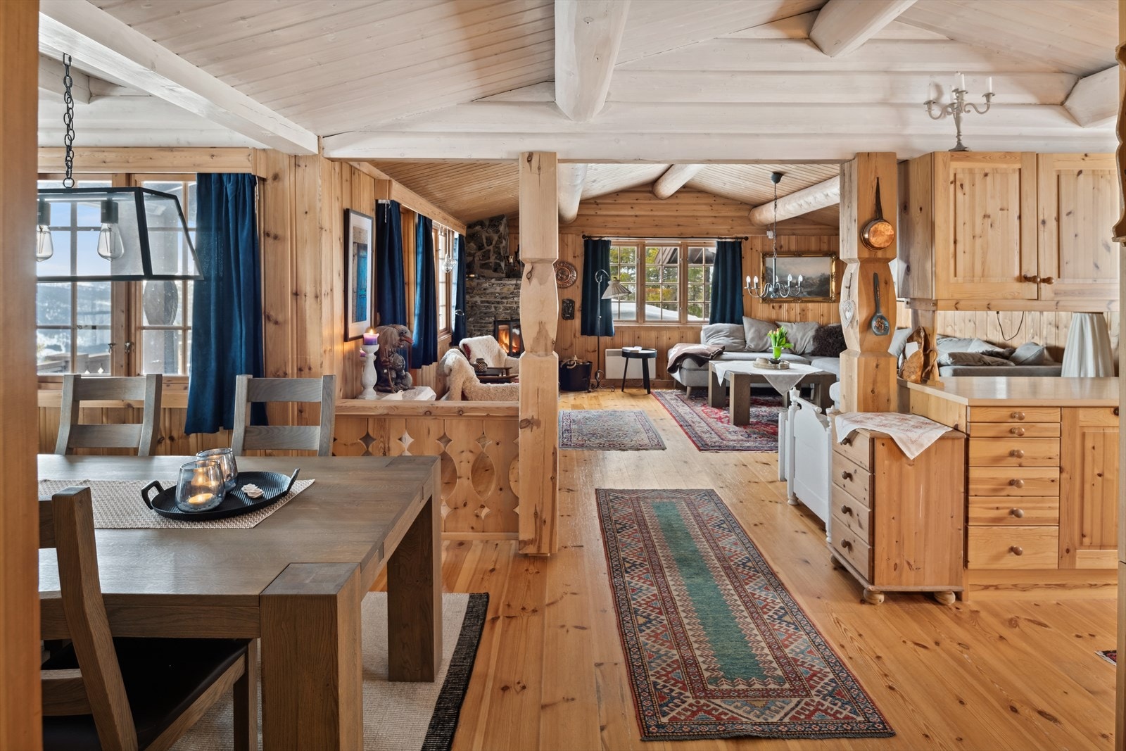 Stort, sosialt og hyggelig rom med god plass til spisegruppe. Åpen løsning inn mot stuen. Galleribilde