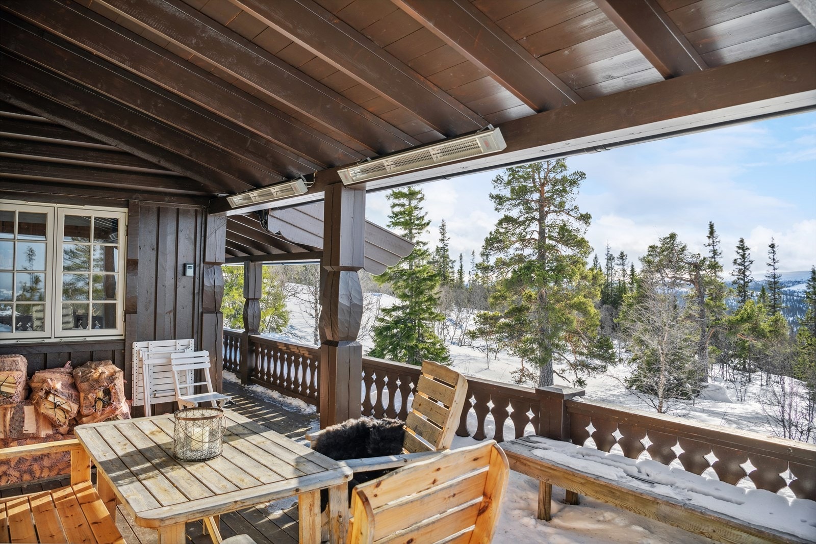 Stor terrasse med god plass til sittemøbler, grill og solstoler. Fra terrassen har du nydelig utsikt over landskapet og Engerdalen. Galleribilde